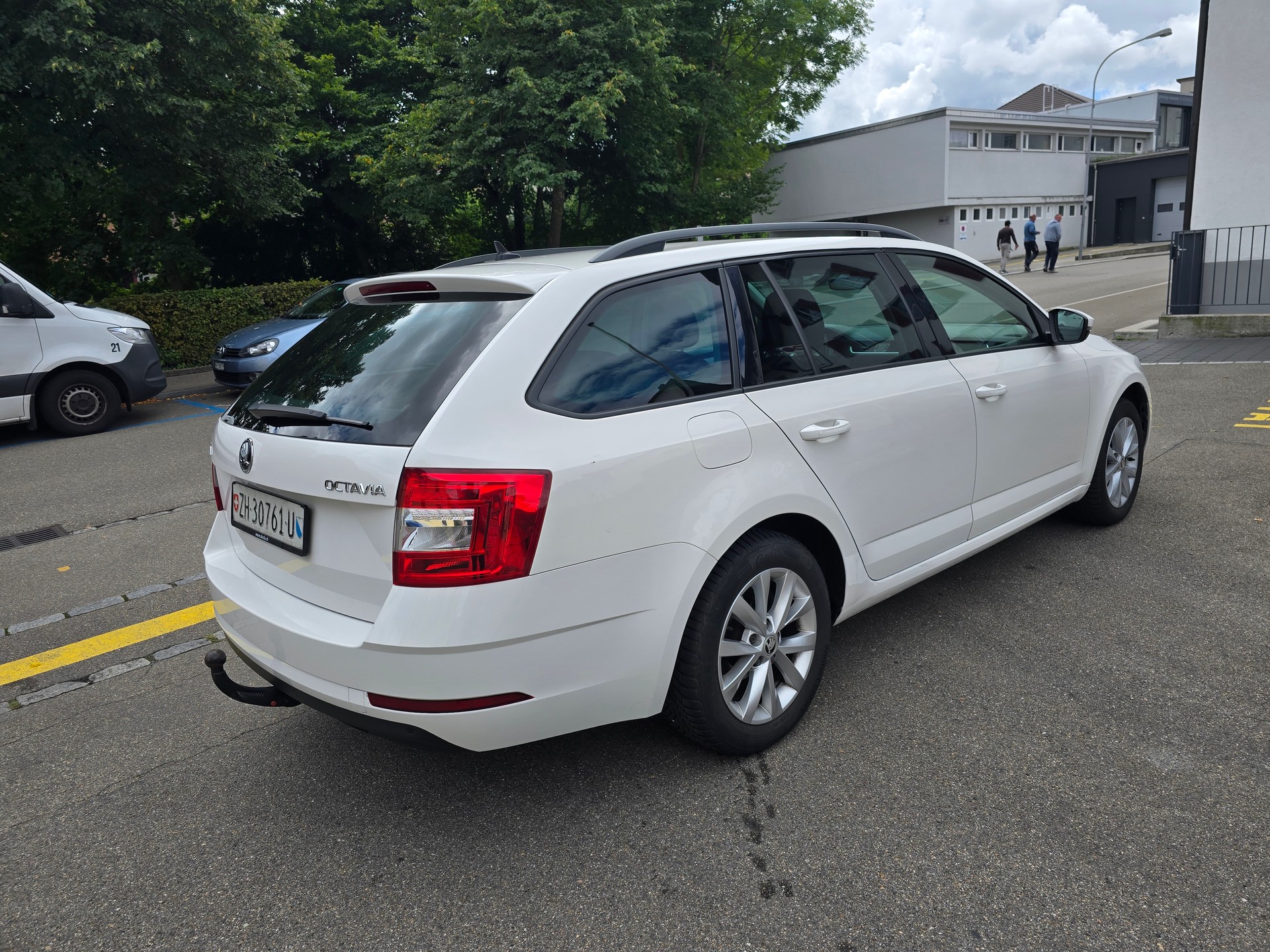 SKODA Octavia Combi 1.6 TDI Active DSG-image-2