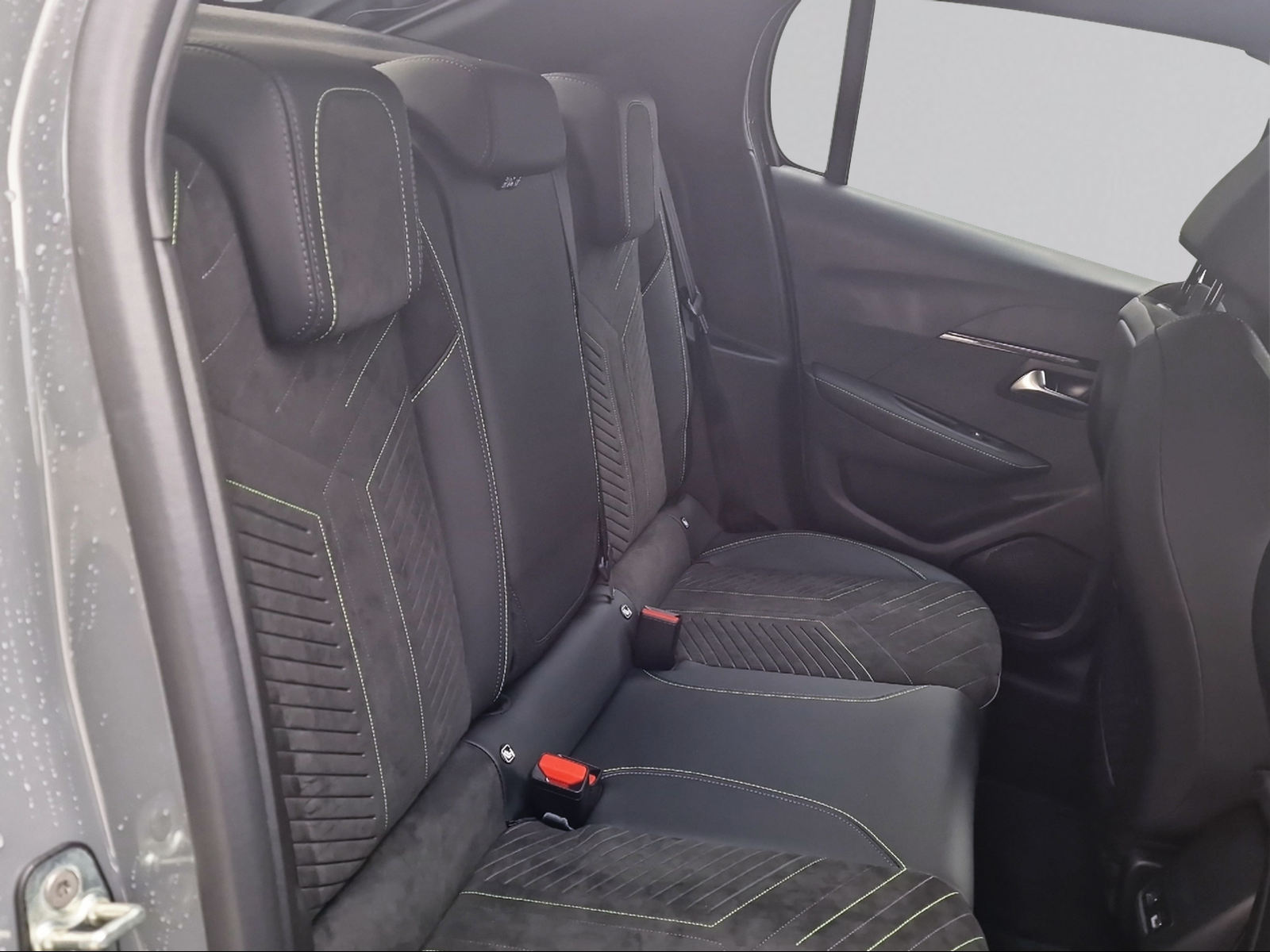 PEUGEOT 208 1.2 Hybrid GT-image-6