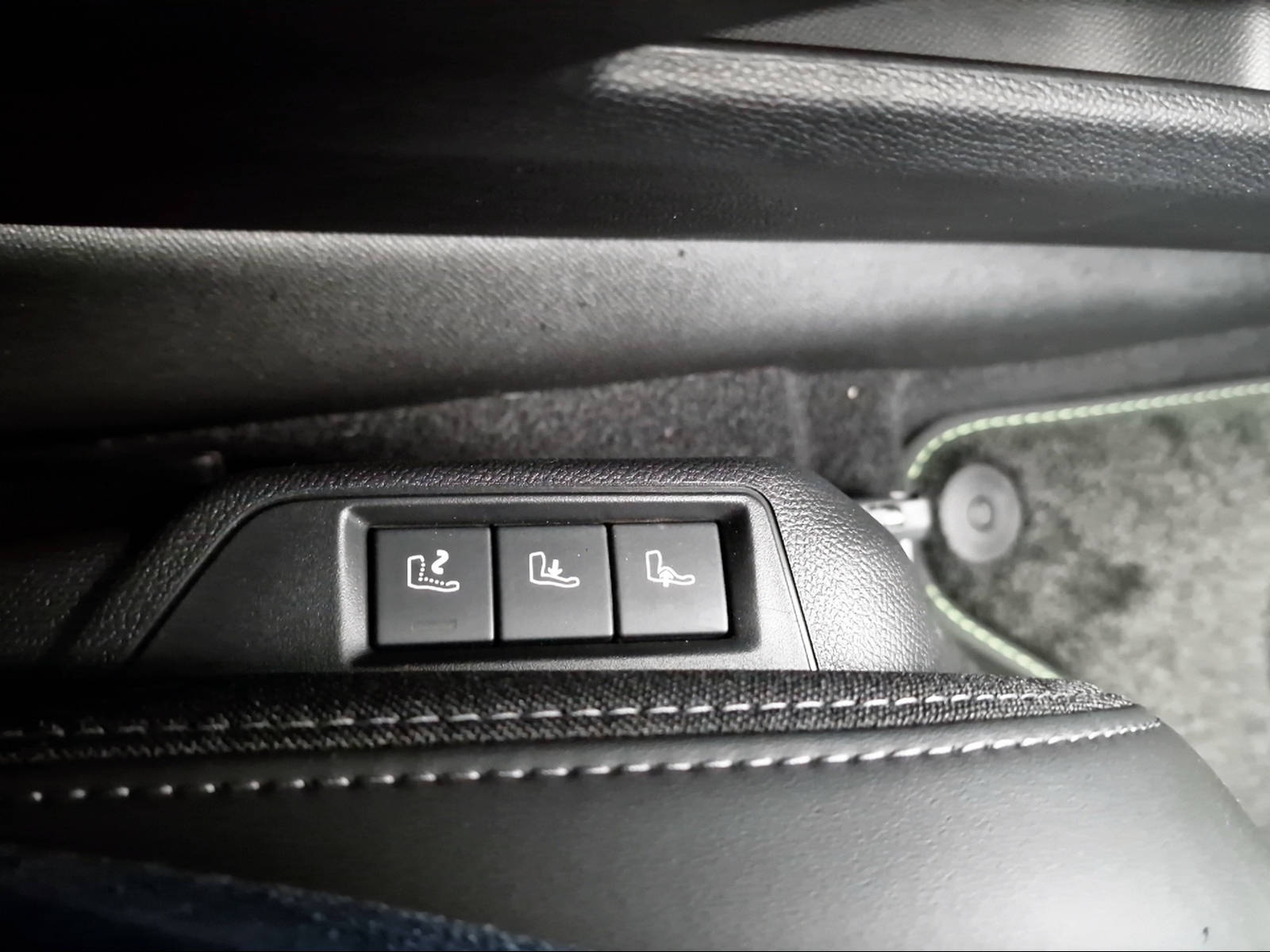 PEUGEOT 208 1.2 Hybrid GT-image-17