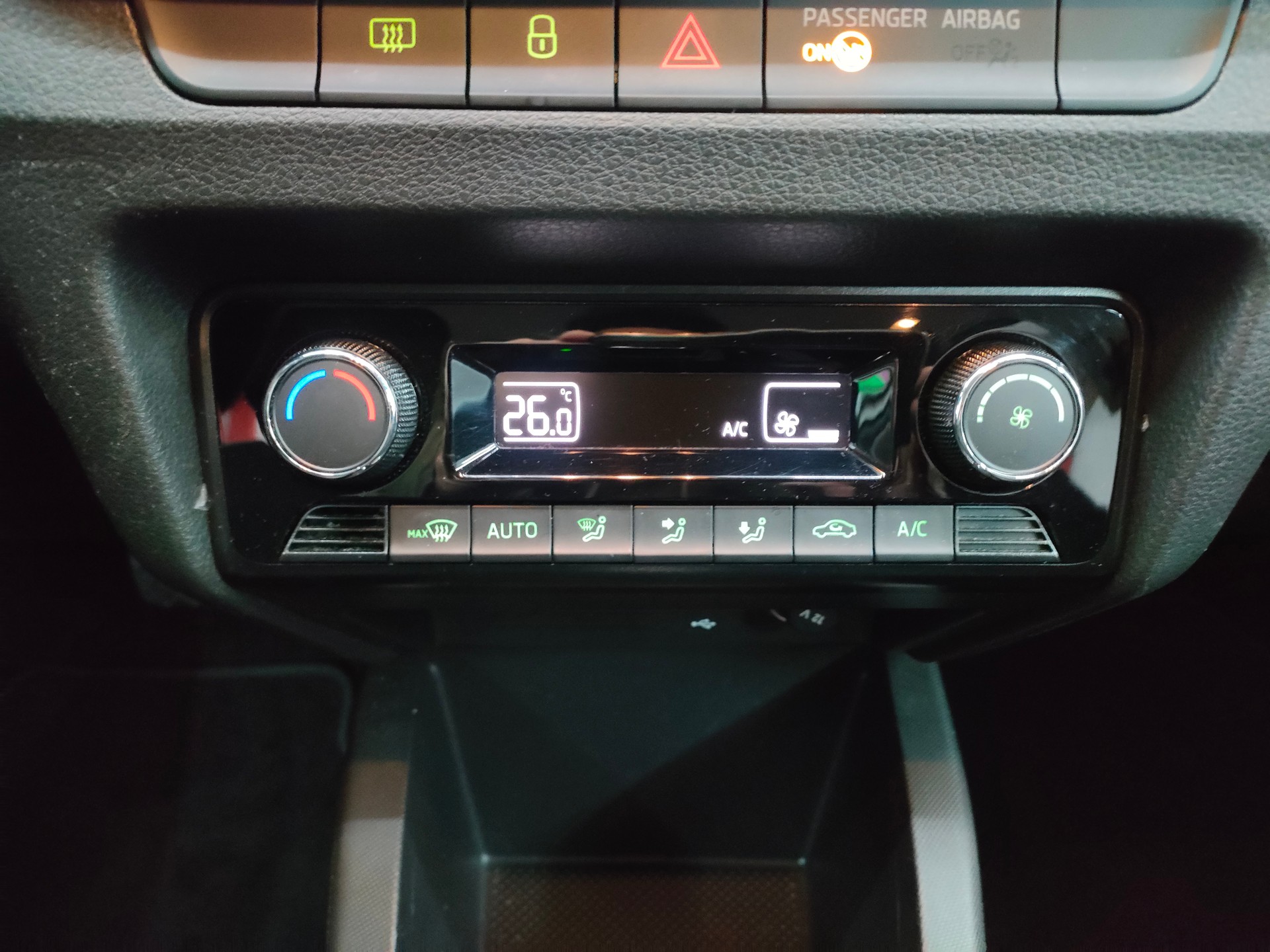 SKODA Fabia 1.0 TSI Ambition DSG-image-9