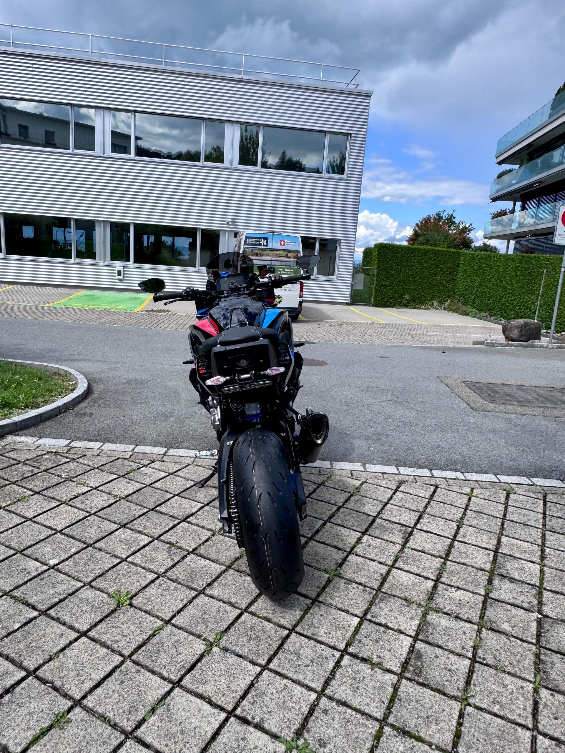BMW M 1000 XR-showroom-element-3