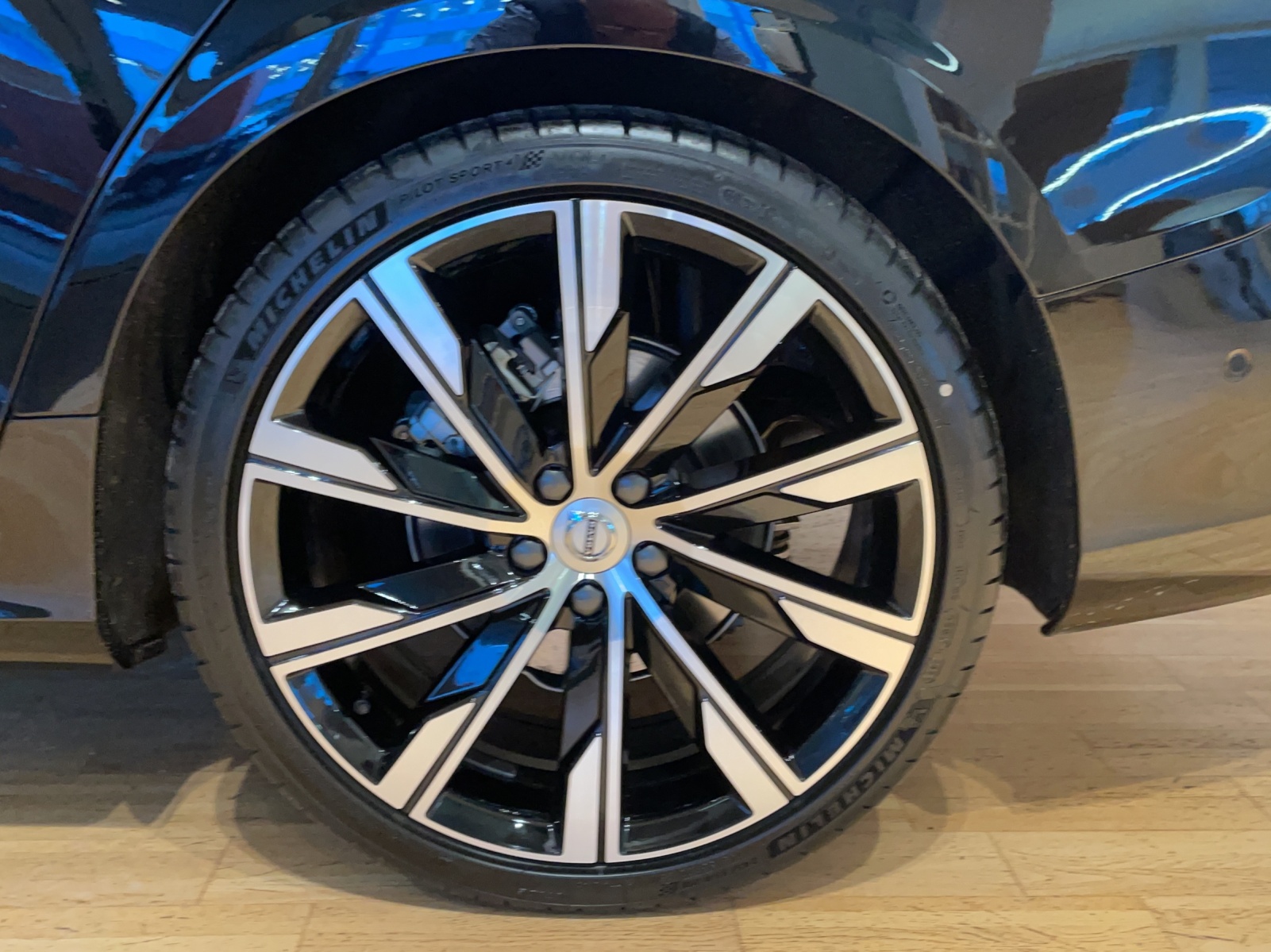 VOLVO V60 2.0 B4 Ultimate Dark-image-15