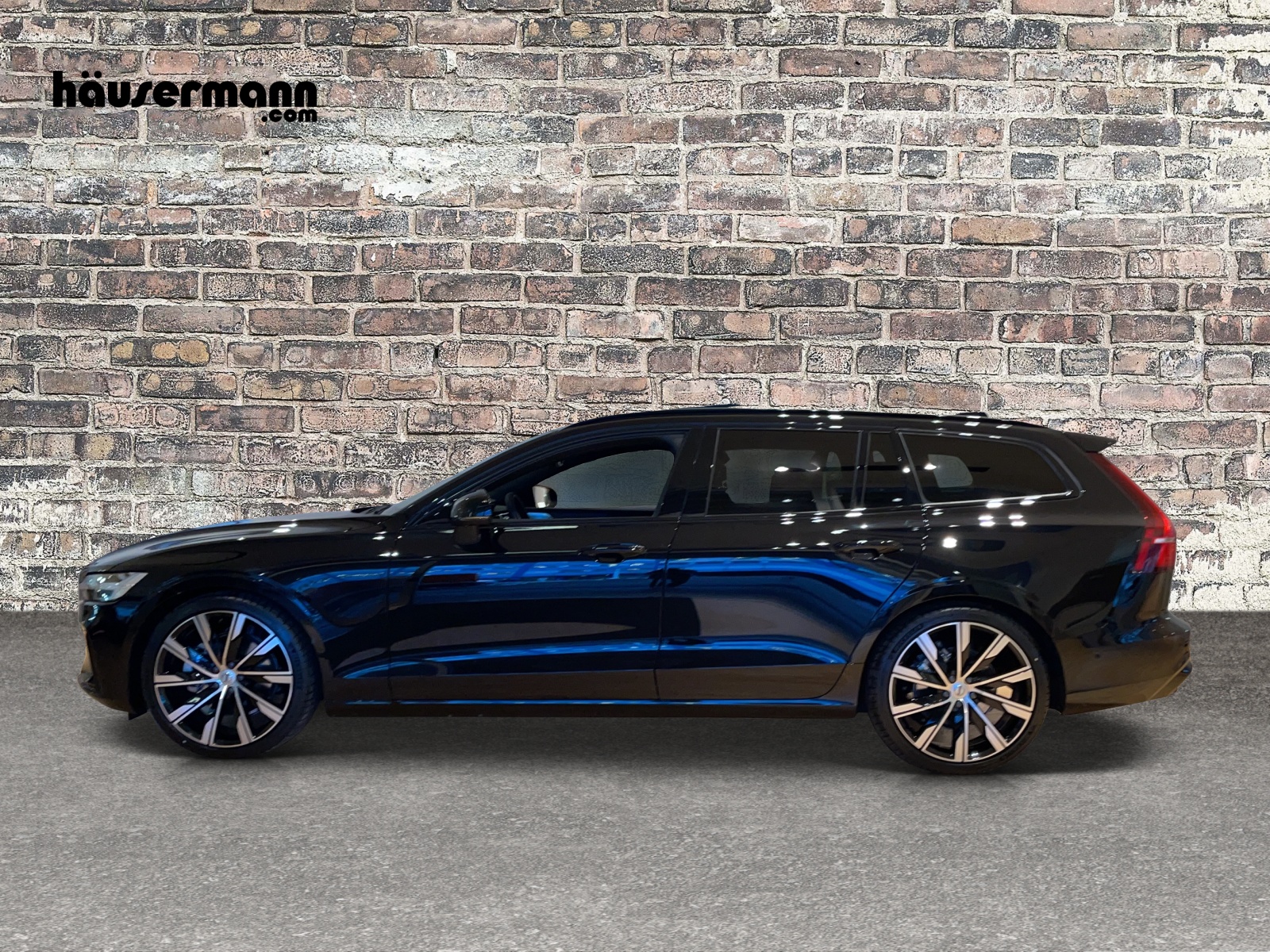 VOLVO V60 2.0 B4 Ultimate Dark-image-1