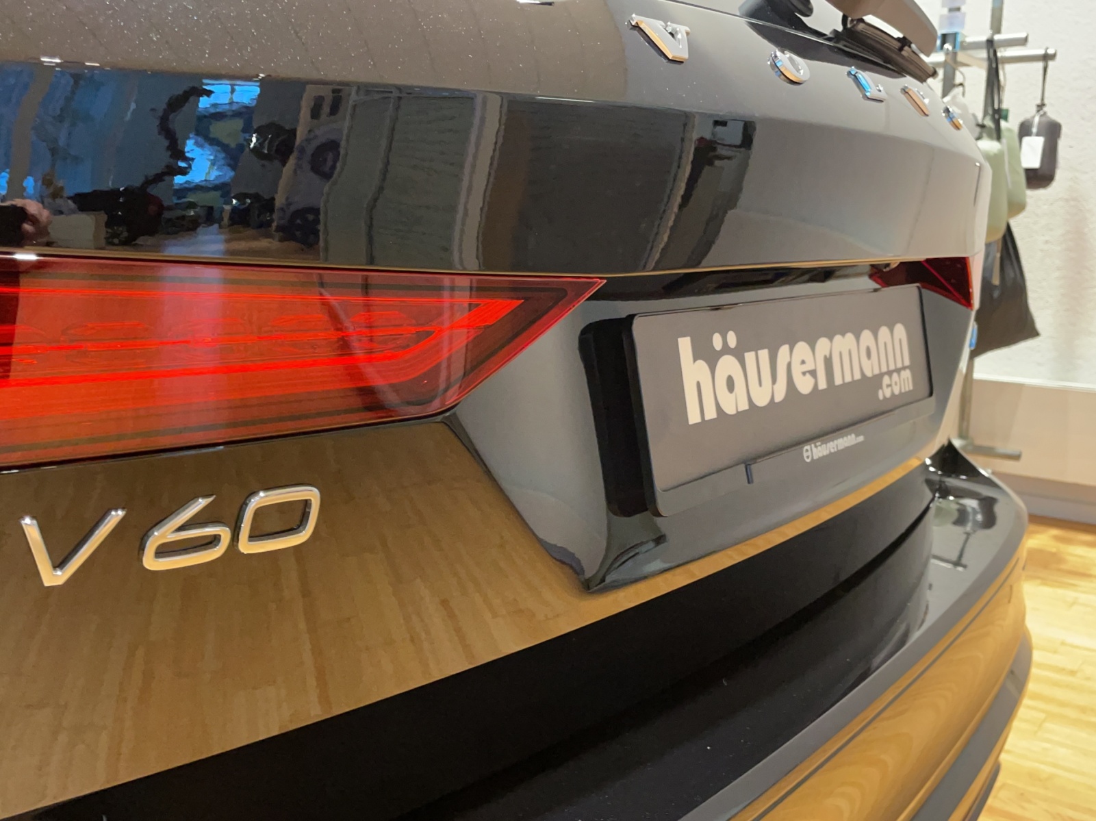 VOLVO V60 2.0 B4 Ultimate Dark-image-14