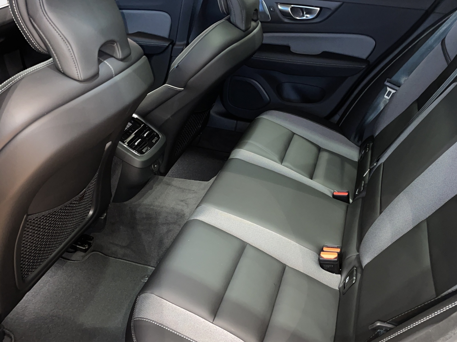 VOLVO V60 2.0 B4 Ultimate Dark-image-4