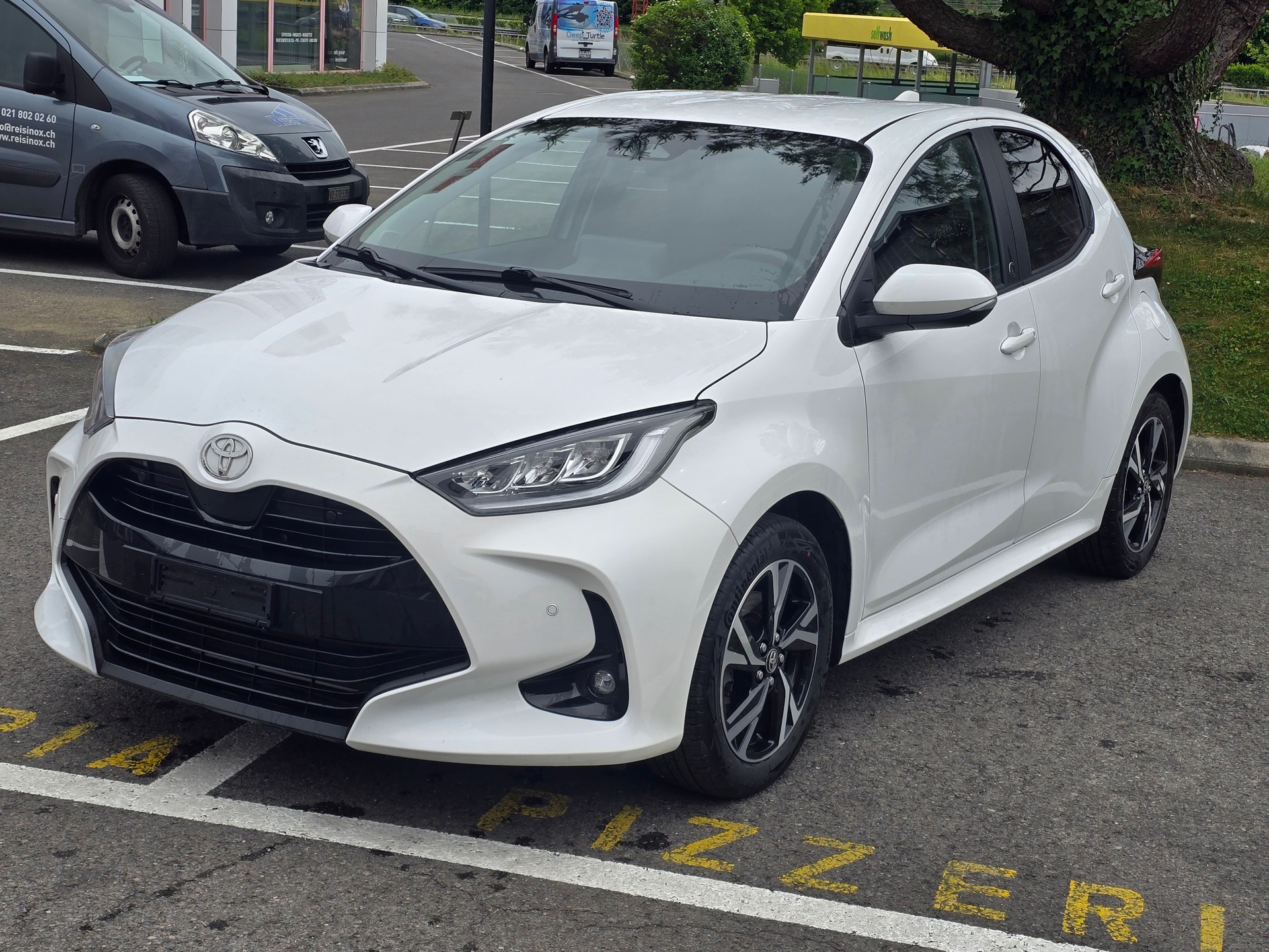 TOYOTA Yaris 1.5 Comfort e-CVT-image-2