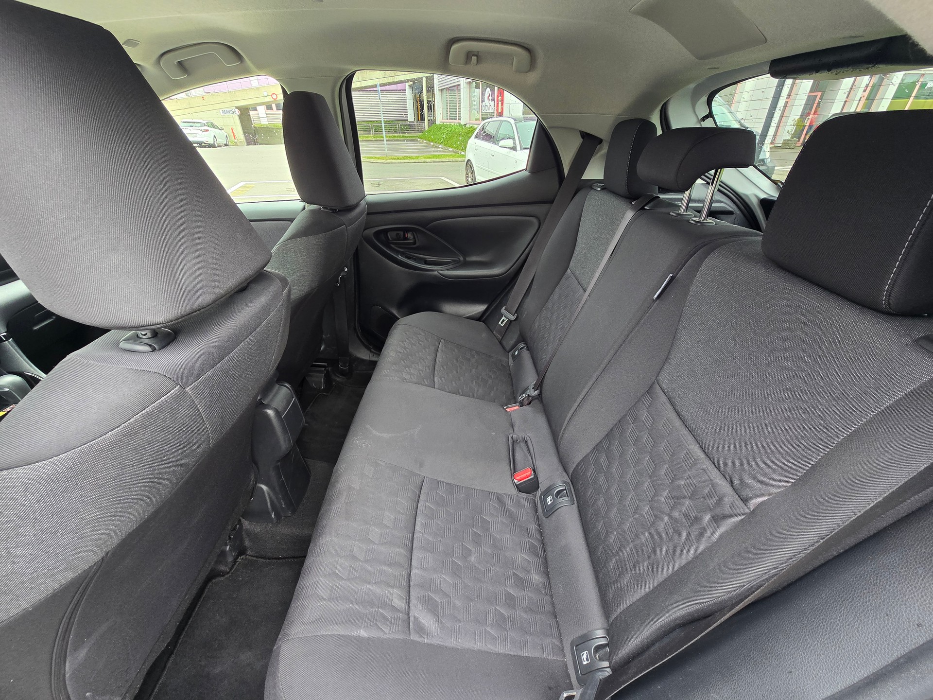 TOYOTA Yaris 1.5 Comfort e-CVT-image-6