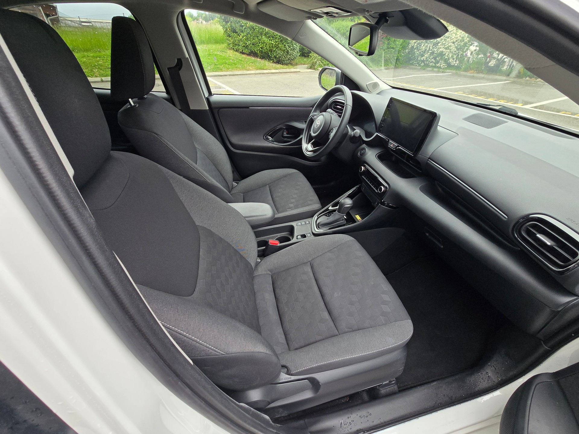 TOYOTA Yaris 1.5 Comfort e-CVT-image-8
