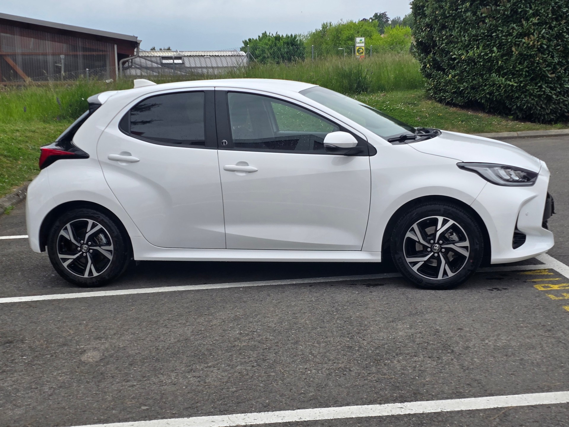 TOYOTA Yaris 1.5 Comfort e-CVT-image-5