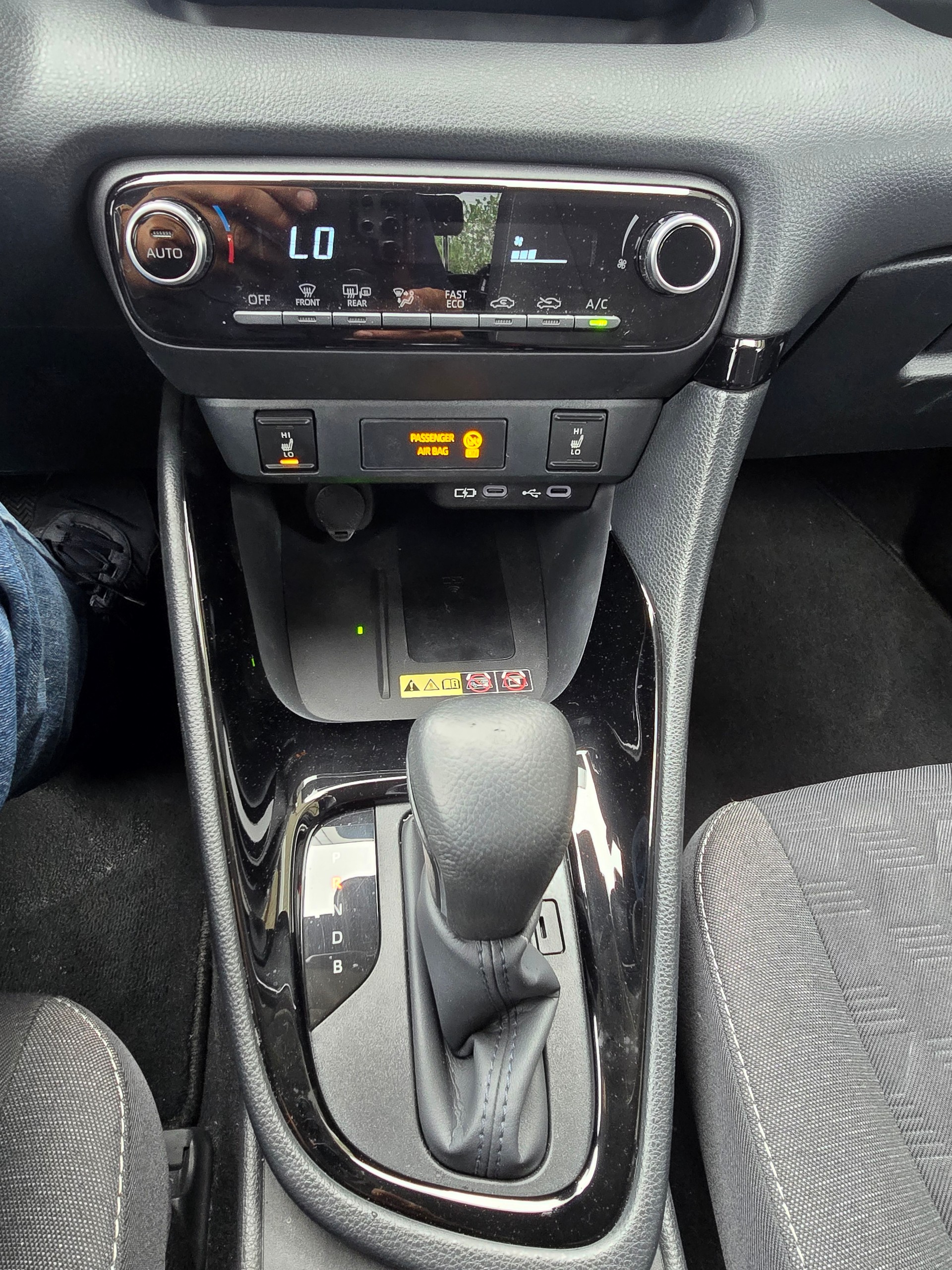TOYOTA Yaris 1.5 Comfort e-CVT-image-12