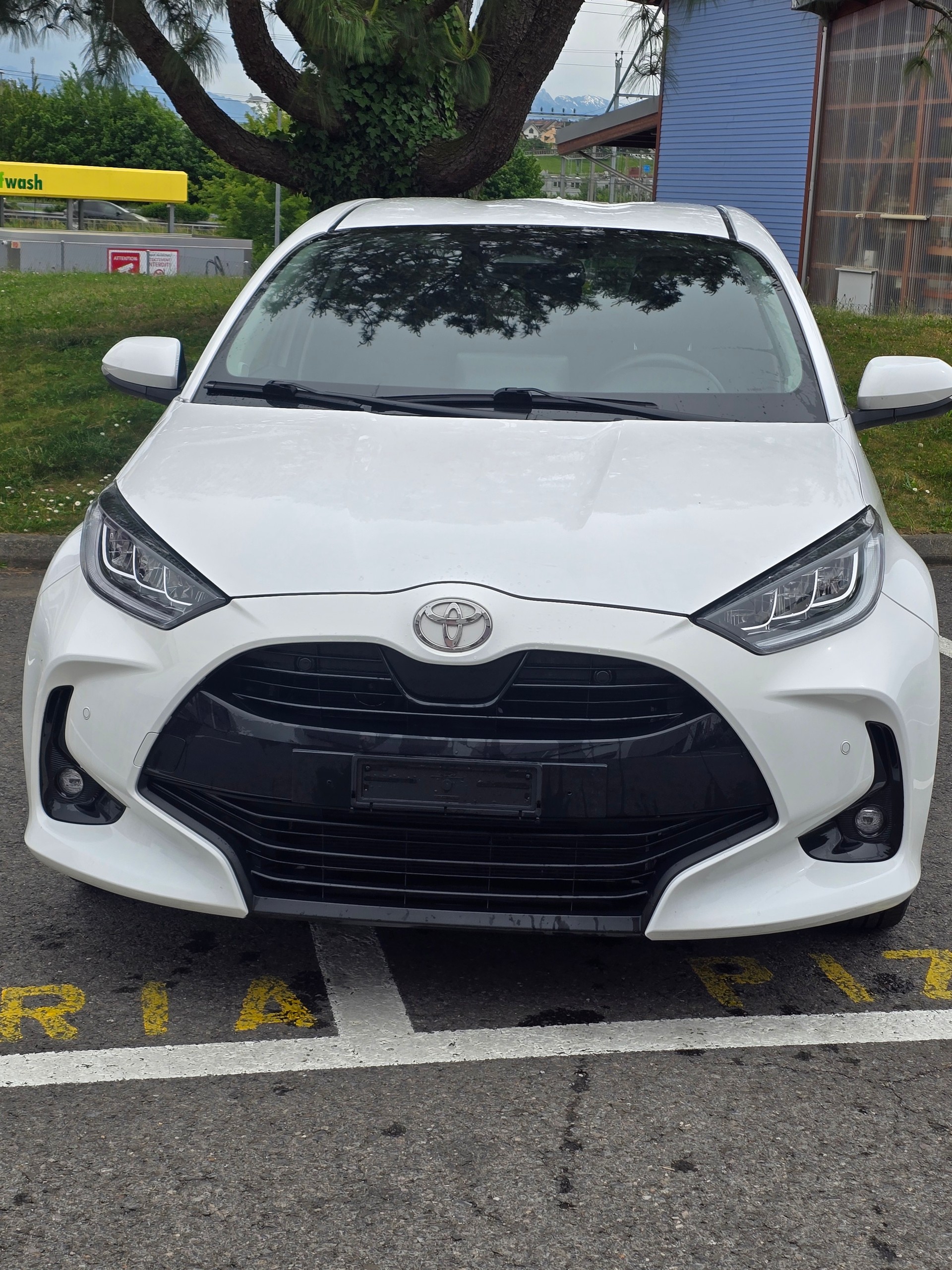 TOYOTA Yaris 1.5 Comfort e-CVT-image-1