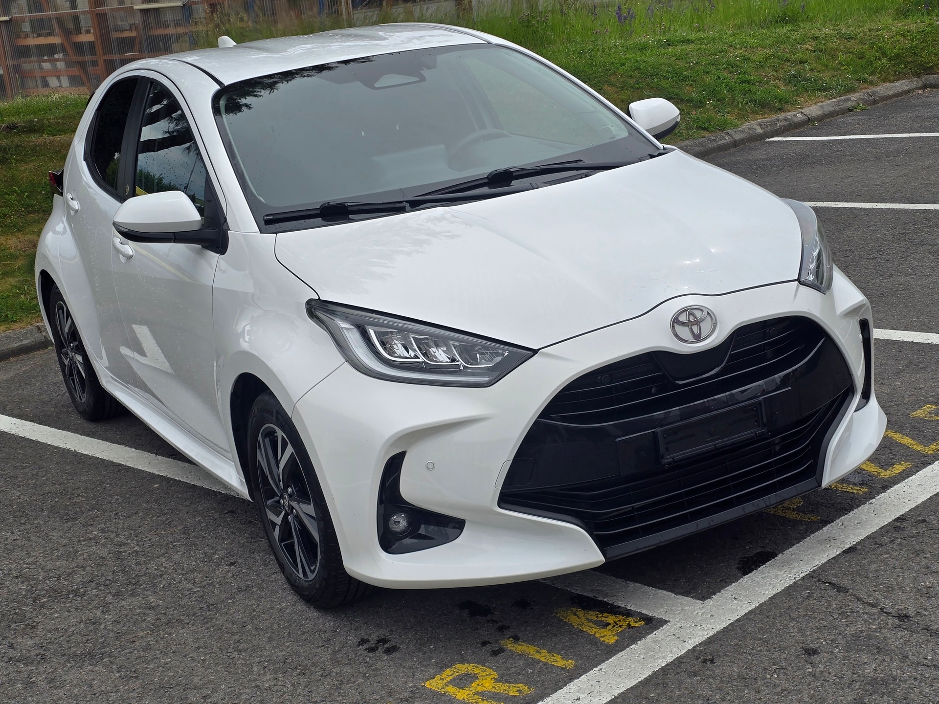 TOYOTA Yaris 1.5 Comfort e-CVT-image-0