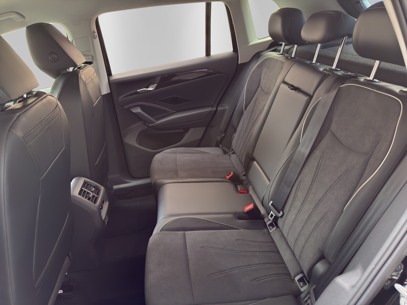 VW Tiguan 2.0 TSI DSG Elegance 4Motion-image-10