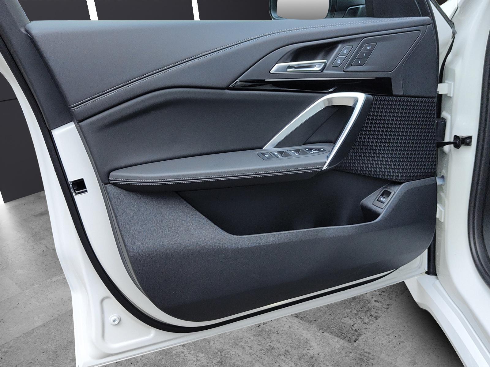 BMW iX1 30 xDrive-image-14