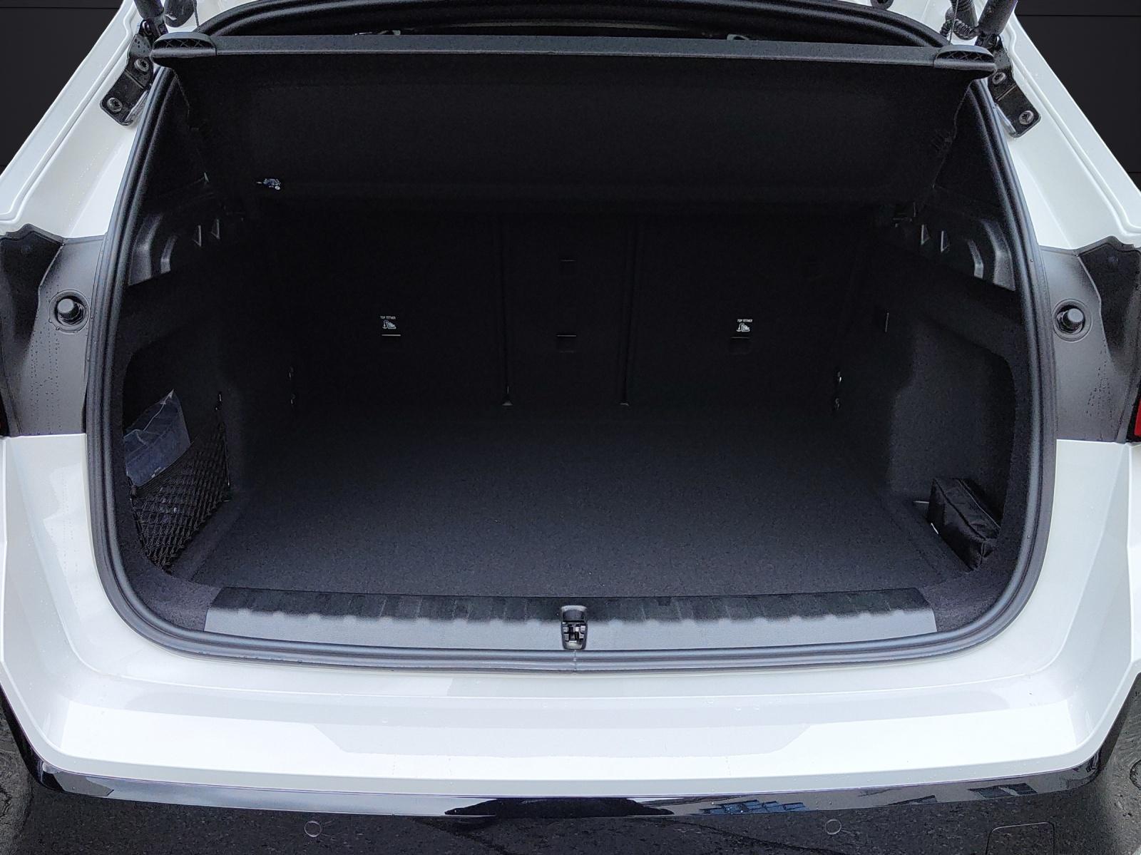 BMW iX1 30 xDrive-image-16