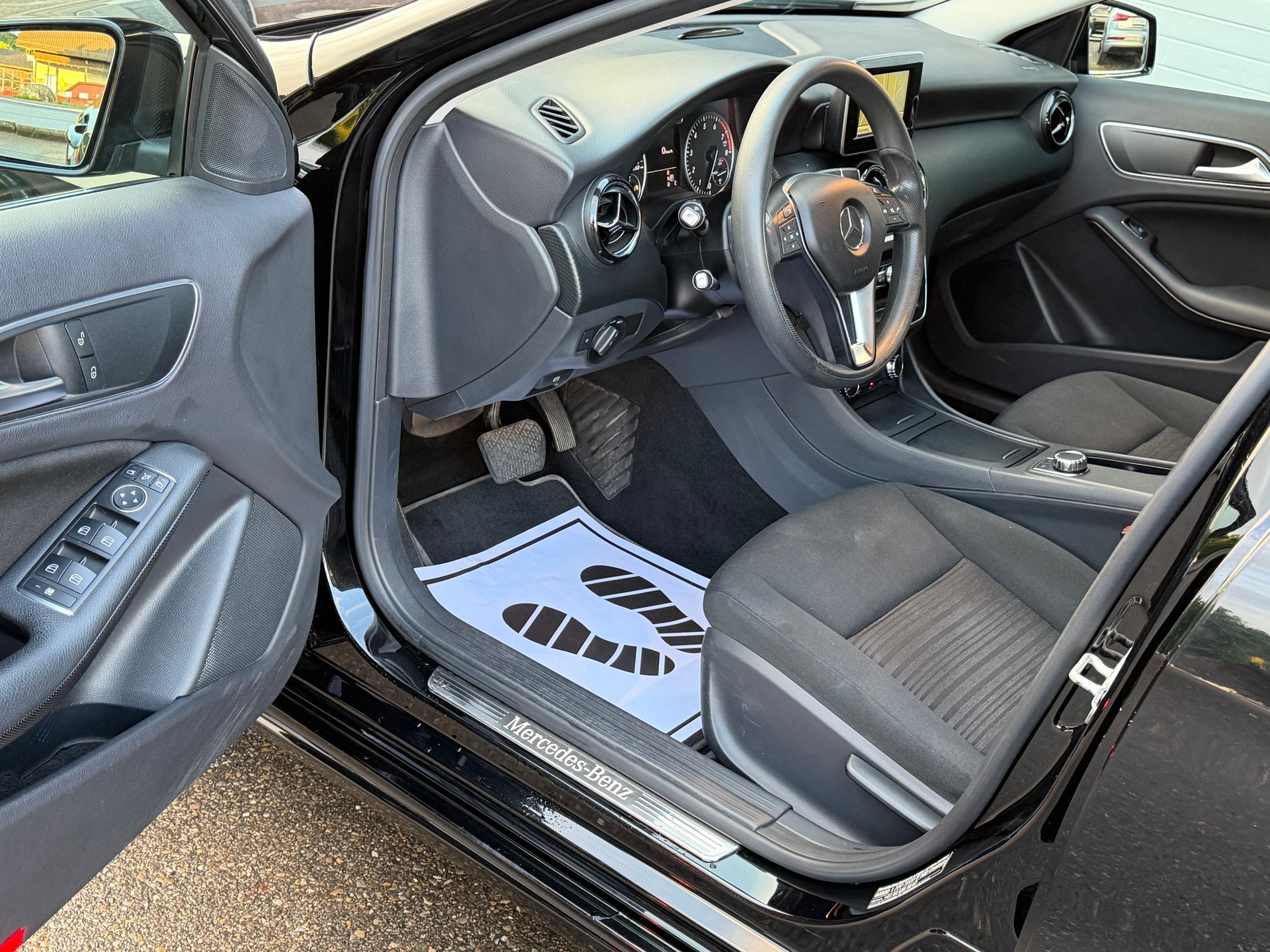 MERCEDES-BENZ A 180 7G-DCT-image-6