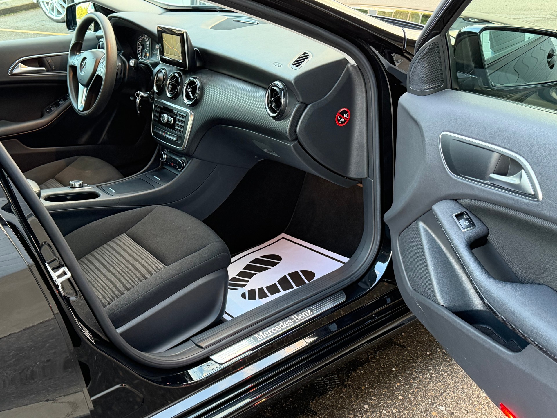 MERCEDES-BENZ A 180 7G-DCT-image-8