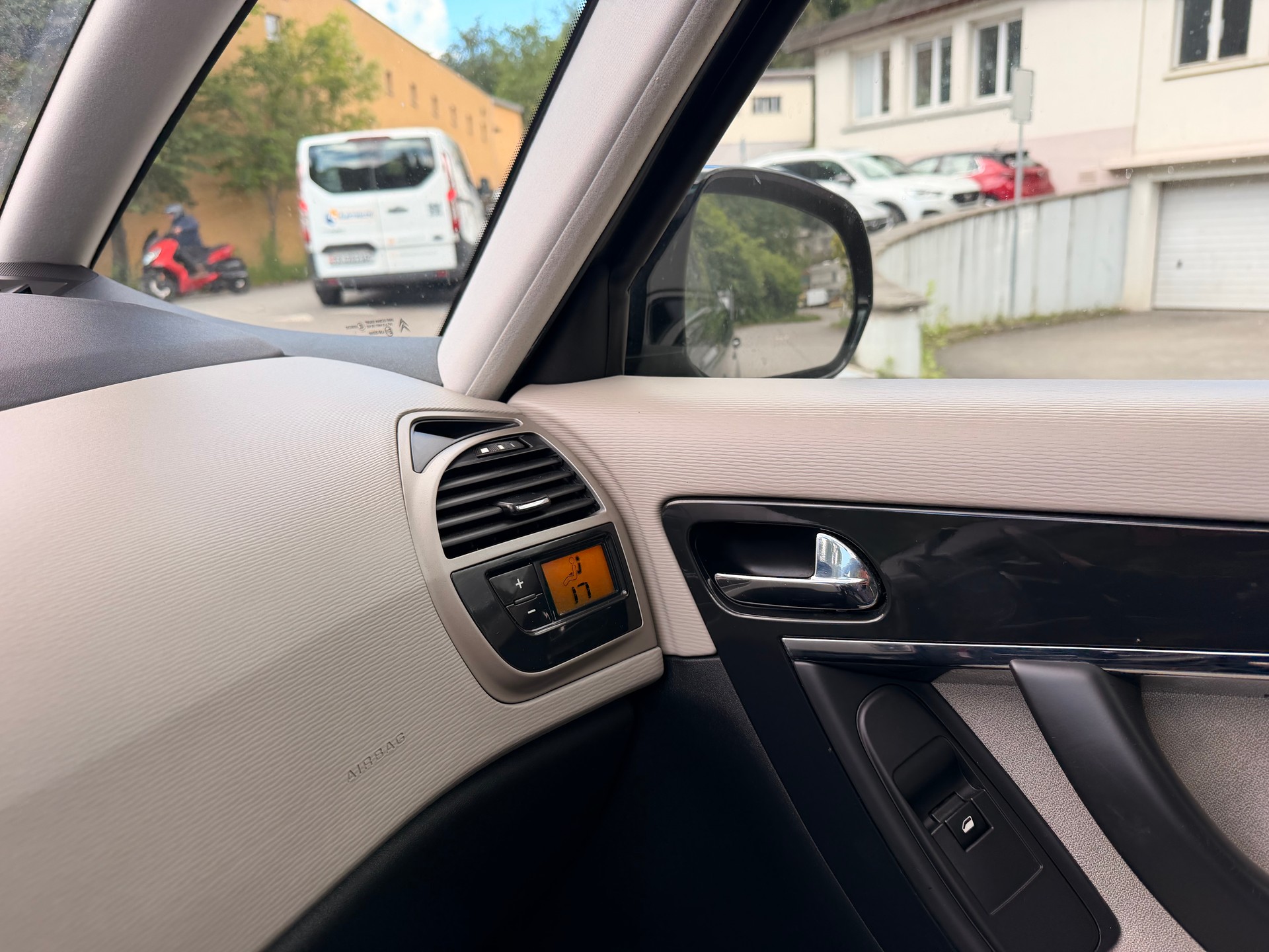 CITROEN C4 Picasso 1.6i 16V THP Exclusive EGS6-image-24