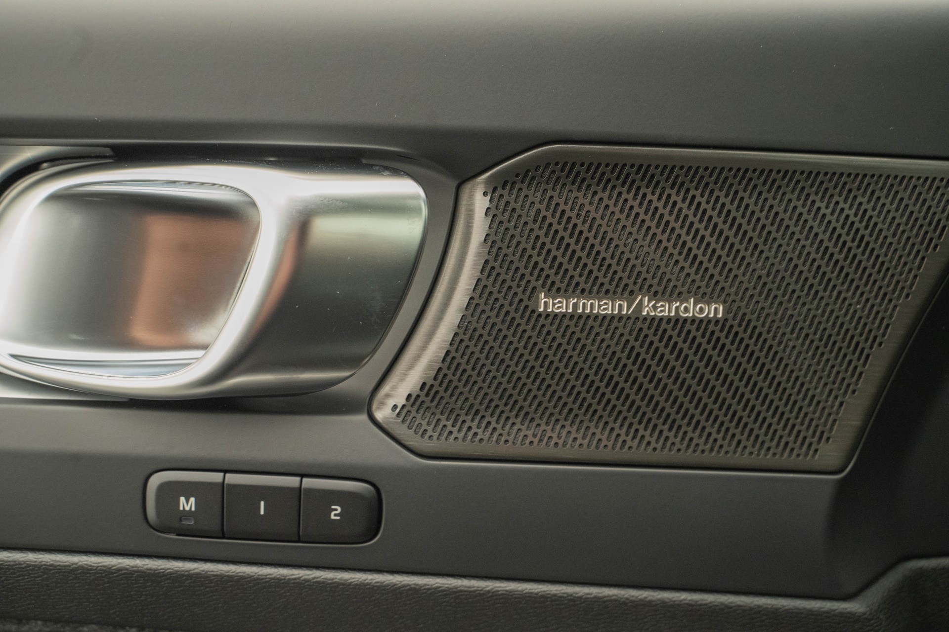 VOLVO XC40 2.0 B3 MH Plus Dark-image-10