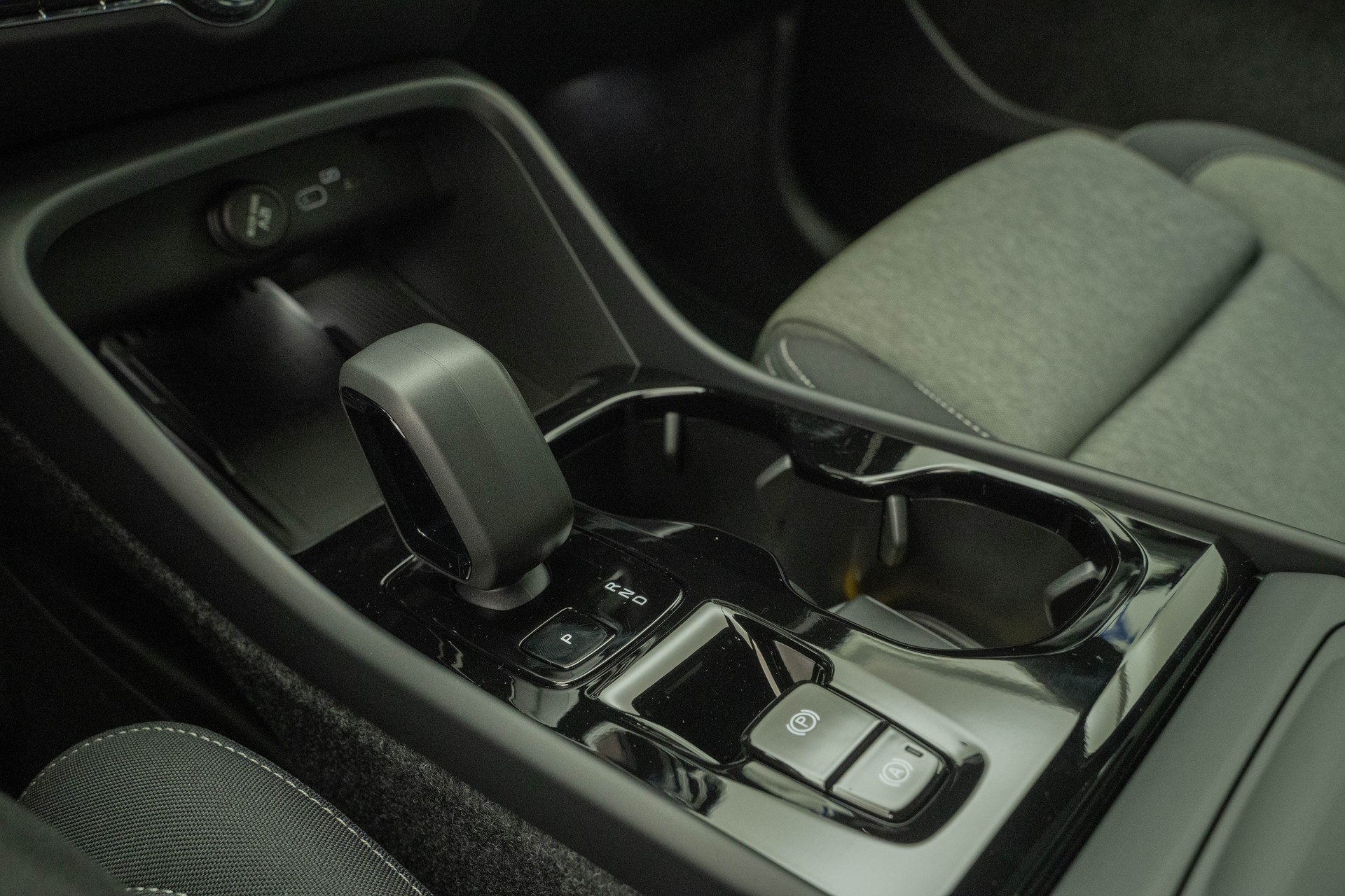 VOLVO XC40 2.0 B3 MH Plus Dark-image-11