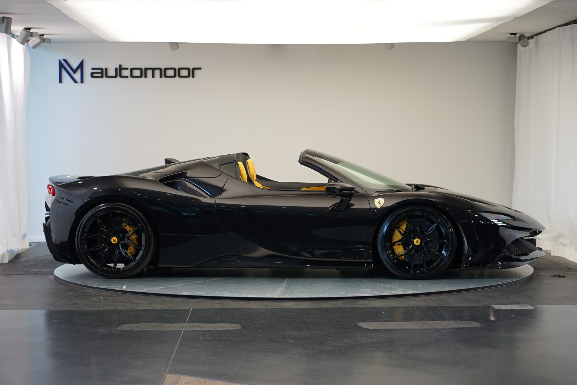 FERRARI SF90 Spider *Novitec* *Daytona* *Carbon* *Nero Daytona*-showroom-element-3