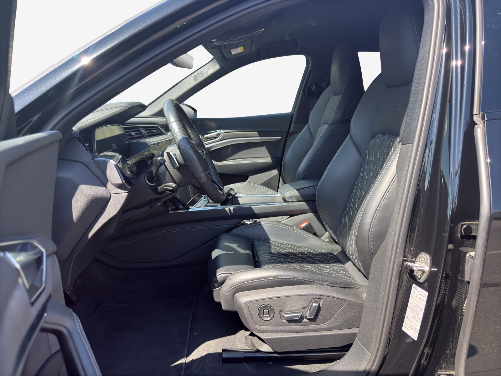 AUDI e-tron 55 S Line Black Edition quattro-image-8
