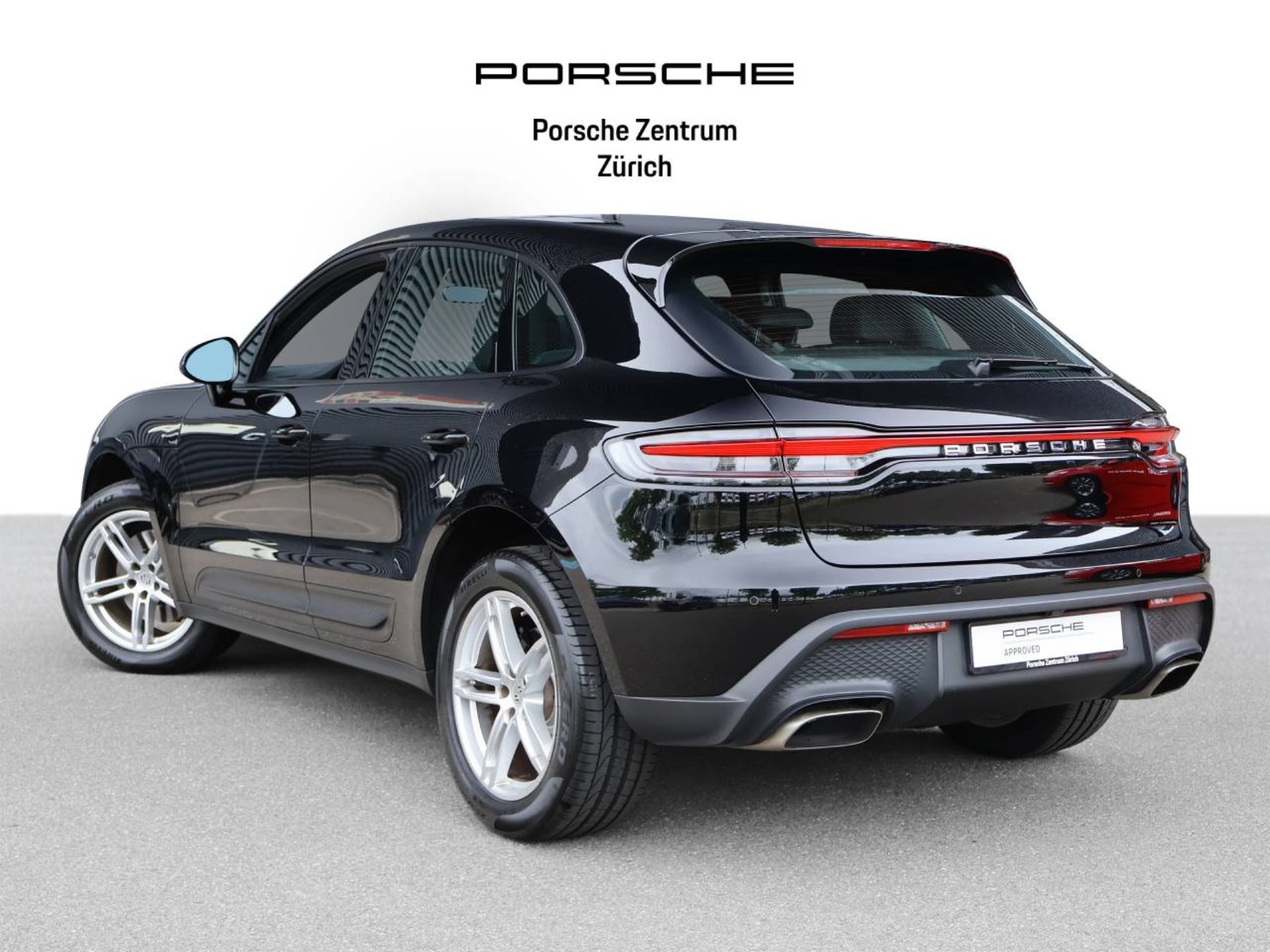 PORSCHE Macan-showroom-element-2