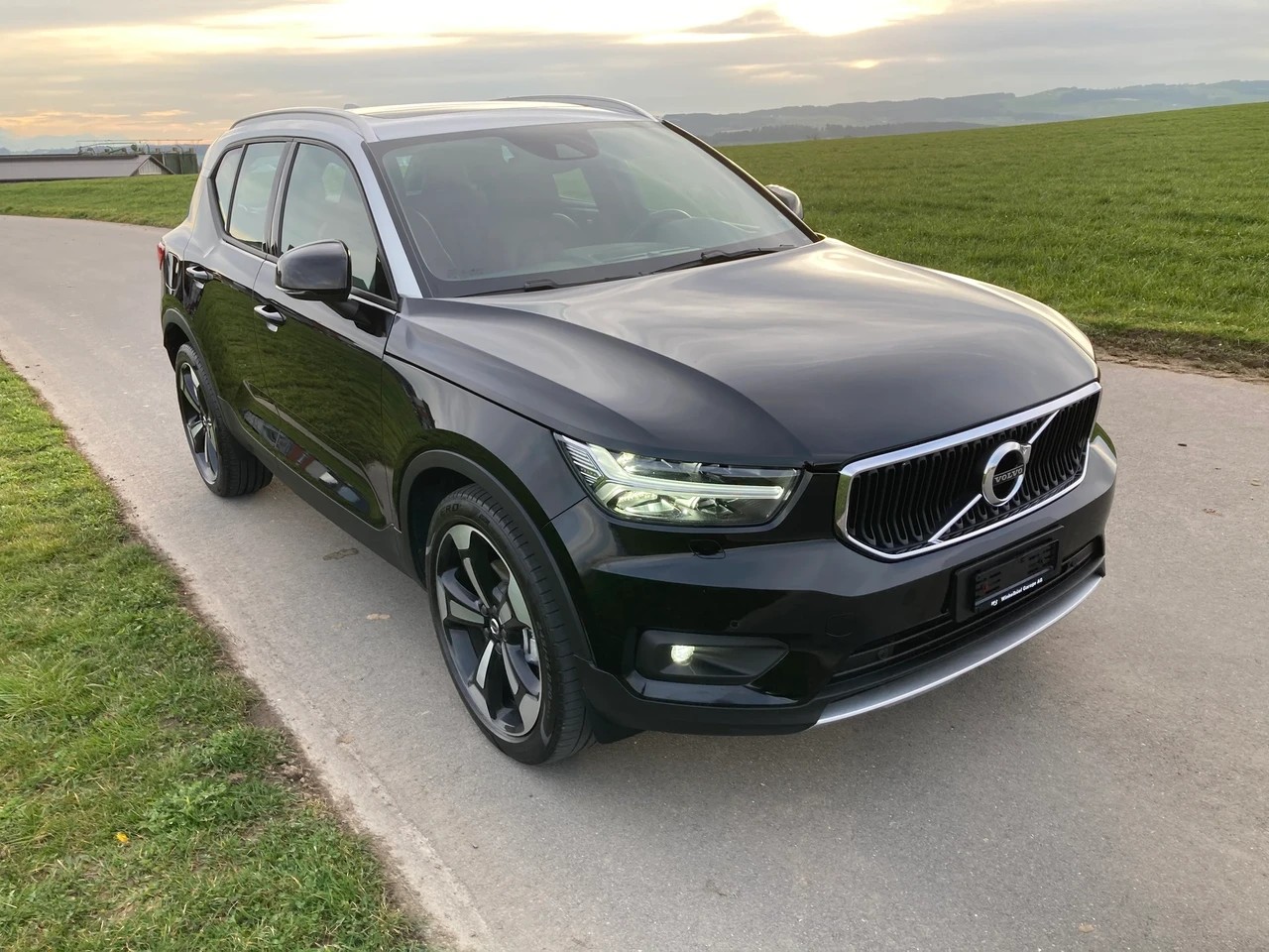 VOLVO XC40 D4 AWD Momentum Geartronic-image-1