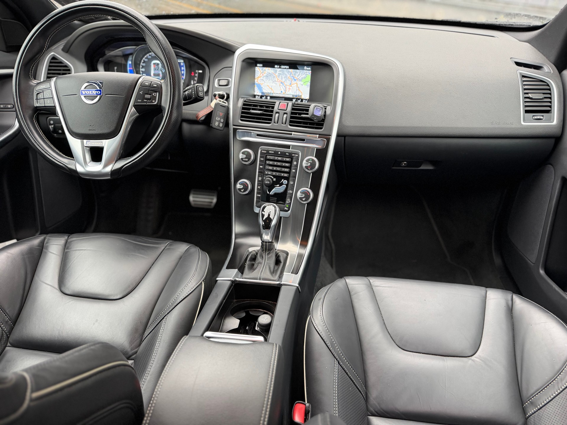 VOLVO XC60 D5 AWD Kinetic R-Design Geartronic-image-12
