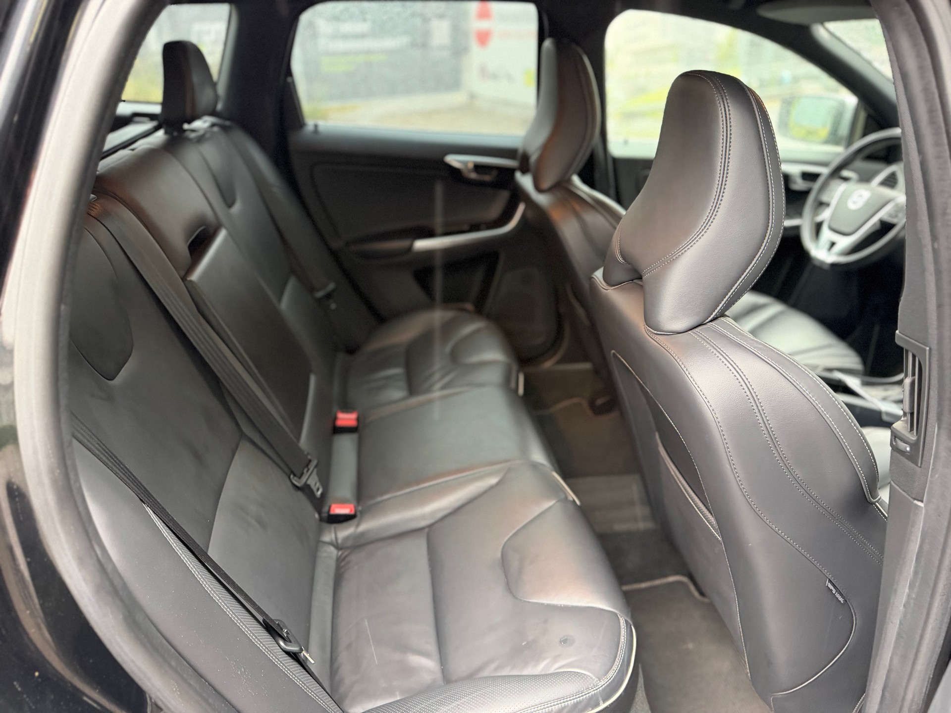 VOLVO XC60 D5 AWD Kinetic R-Design Geartronic-image-11
