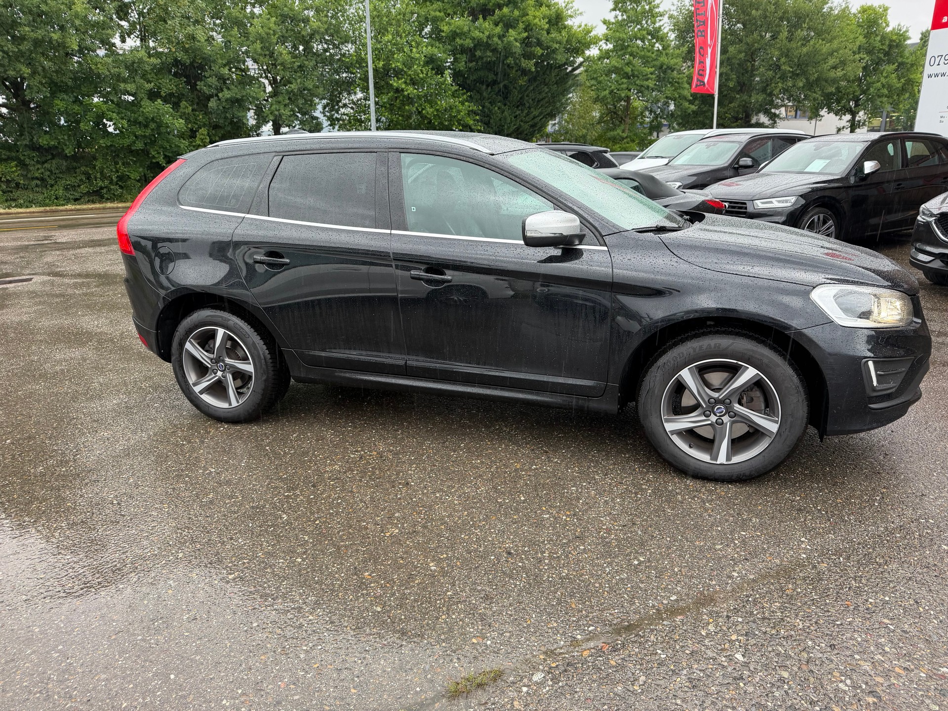 VOLVO XC60 D5 AWD Kinetic R-Design Geartronic-image-21