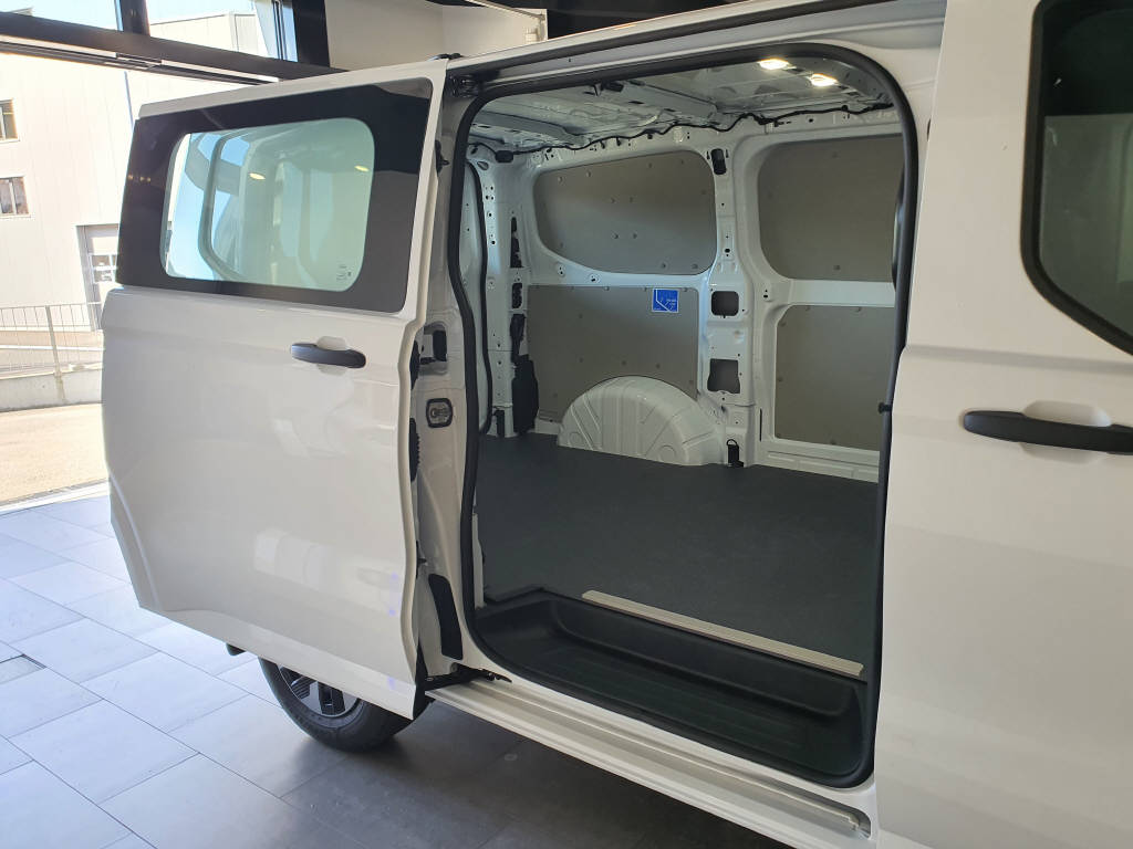 FORD E-Transit C Van 320 L1 Trend 4x4-image-11
