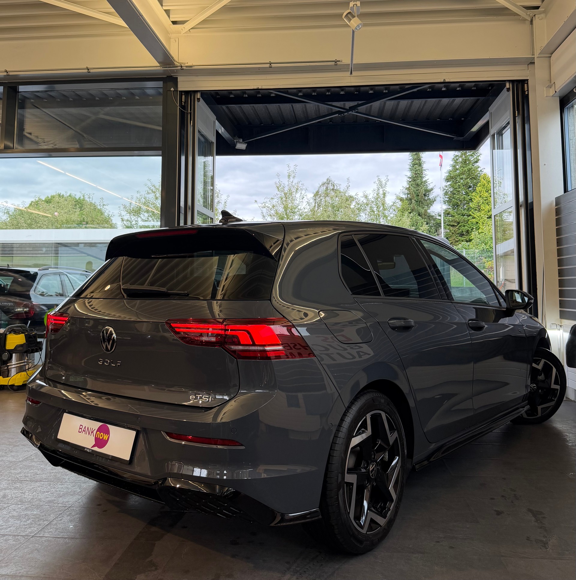 VW Golf VIII 1.5 eTSI R-Line DSG-image-4