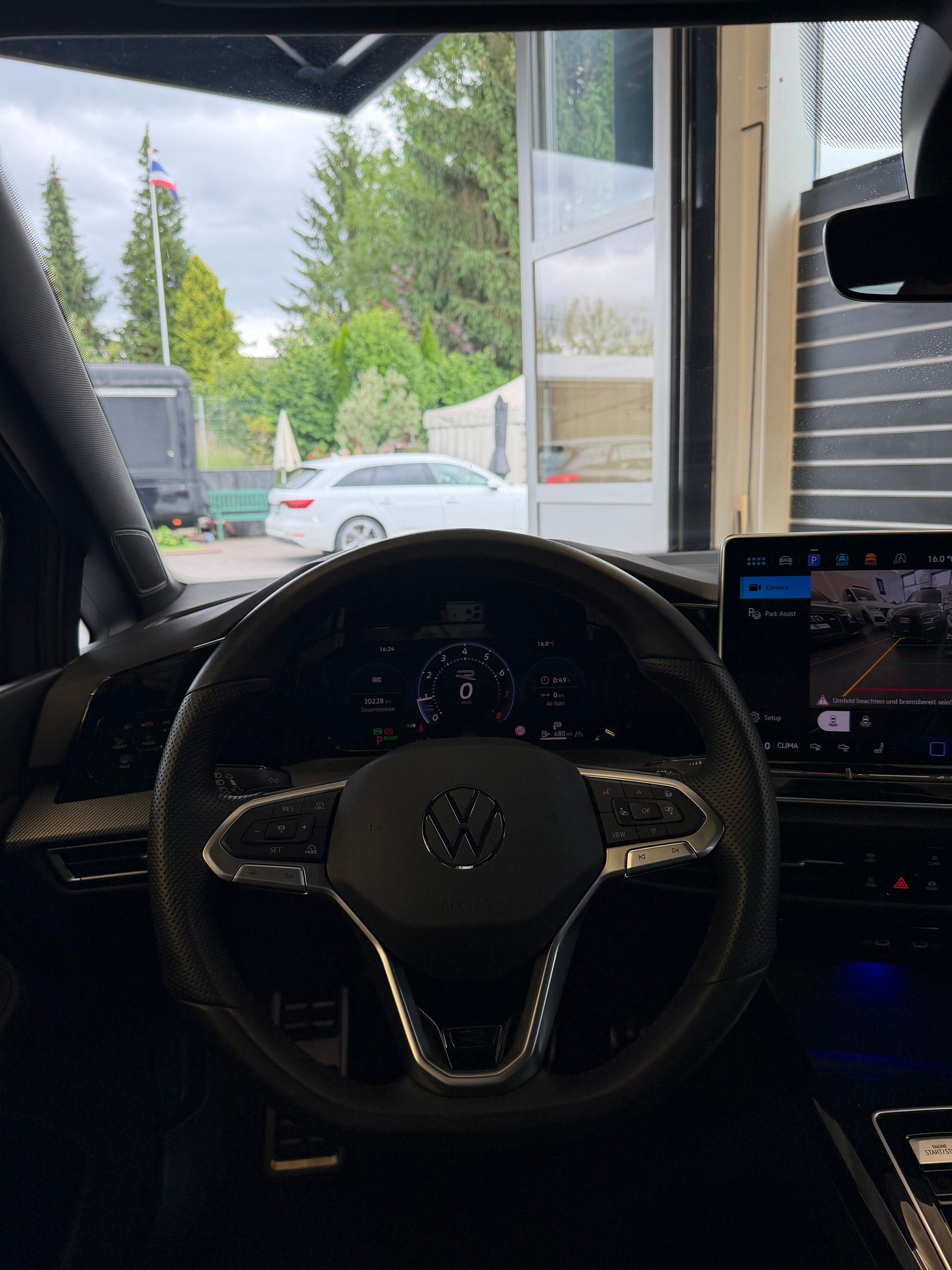 VW Golf VIII 1.5 eTSI R-Line DSG-image-10