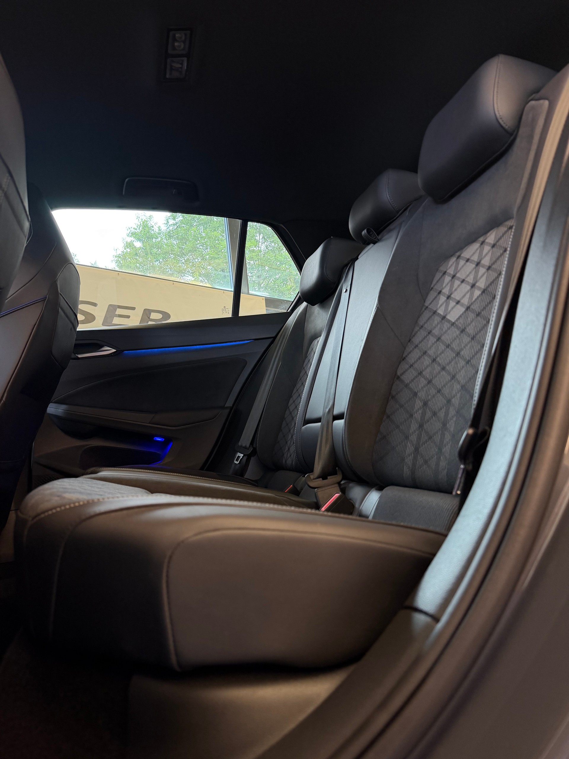 VW Golf VIII 1.5 eTSI R-Line DSG-image-7