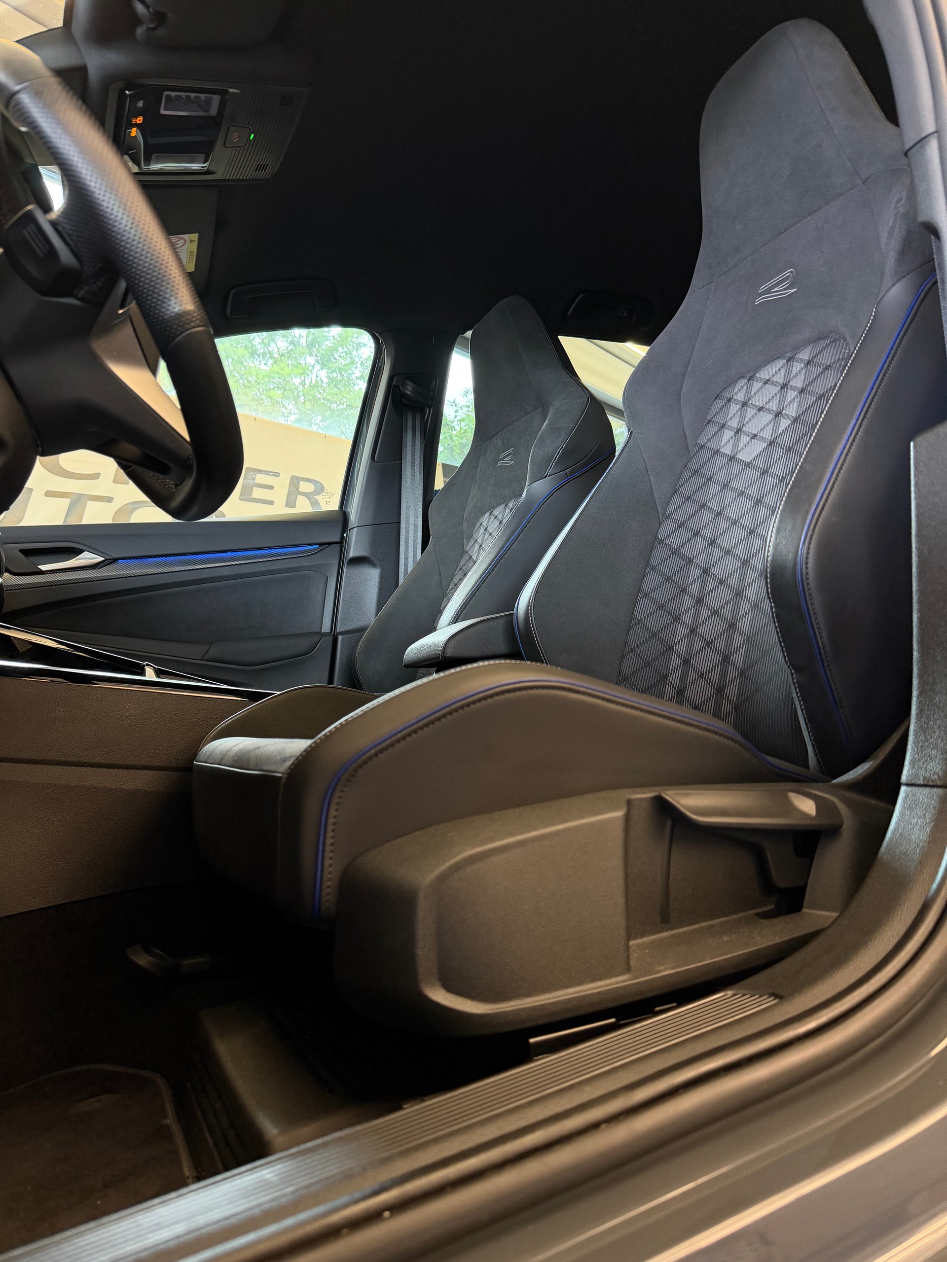 VW Golf VIII 1.5 eTSI R-Line DSG-image-6