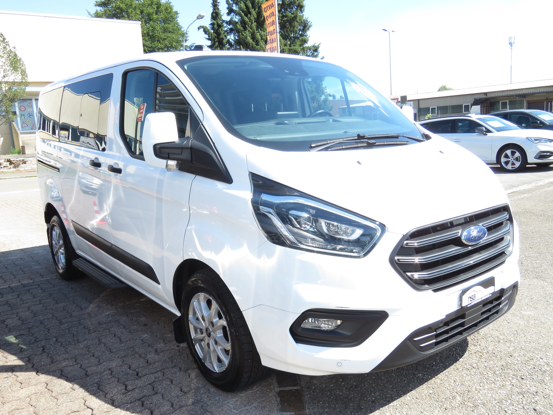FORD Transit Custom 1.0 Eco Boost 320 L1H1 Trend PHEV (9-Plätzer, Automat) ab Platz !!!-showroom-element-2
