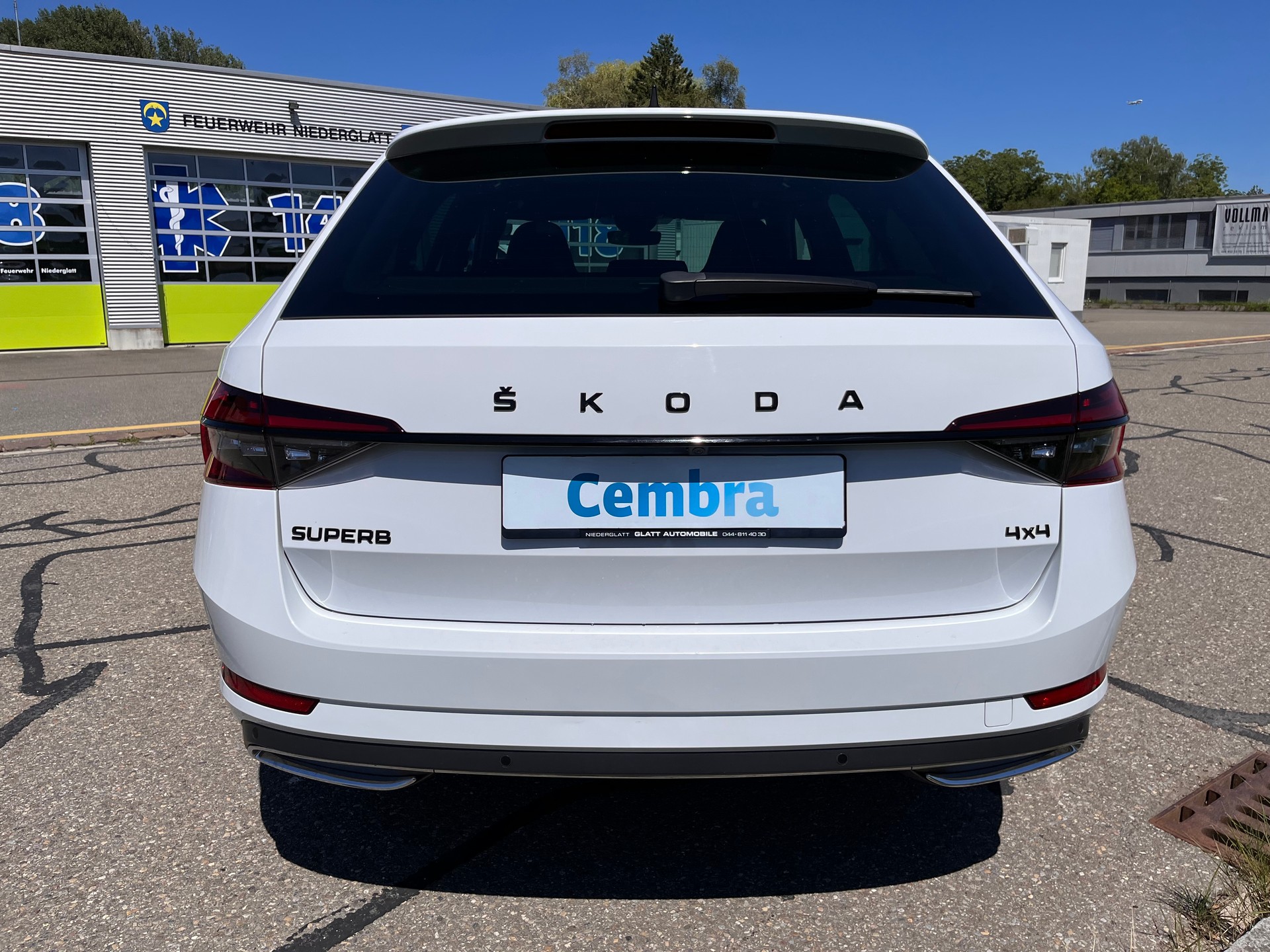 SKODA Superb Combi 2.0 TDi SportLine 4x4 DSG * PANORAMADACH - STANDHEIZUNG - PEARL WEISS - AHK 2200kg - M.F.K 30.07.26 *-image-4