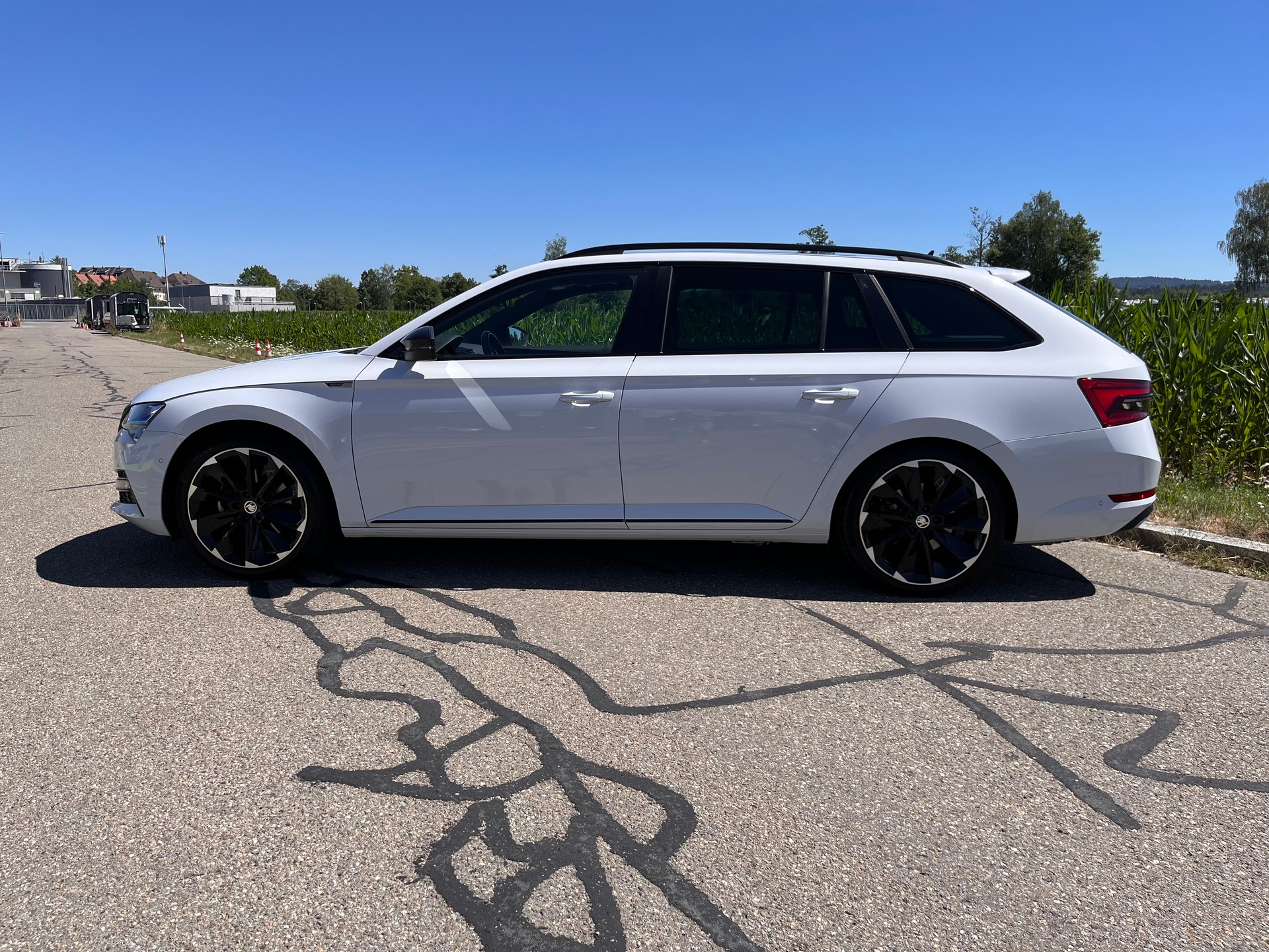 SKODA Superb Combi 2.0 TDi SportLine 4x4 DSG * PANORAMADACH - STANDHEIZUNG - PEARL WEISS - AHK 2200kg *-showroom-element-2