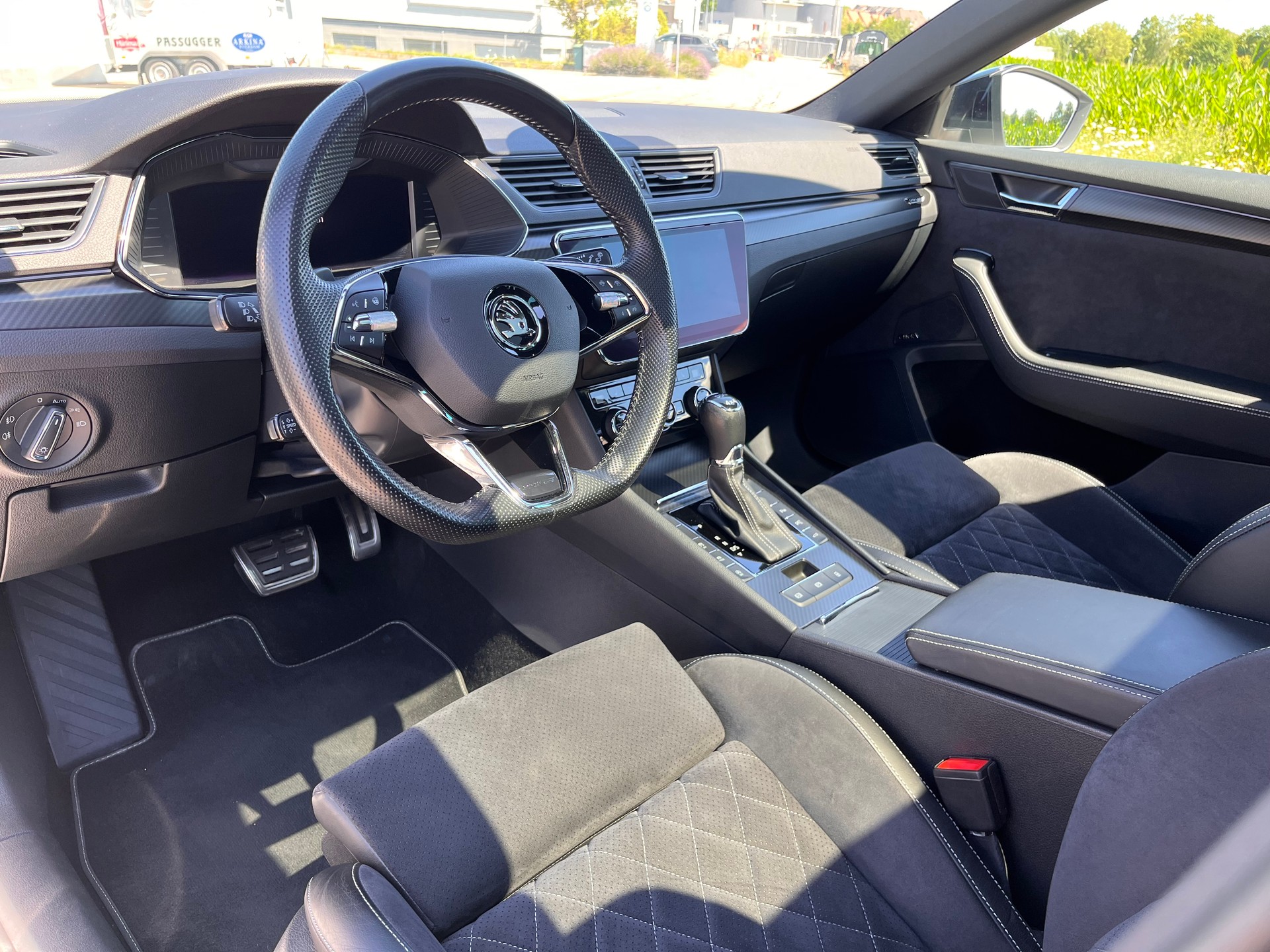 SKODA Superb Combi 2.0 TDi SportLine 4x4 DSG * PANORAMADACH - STANDHEIZUNG - PEARL WEISS - AHK 2200kg - M.F.K 30.07.26 *-image-14
