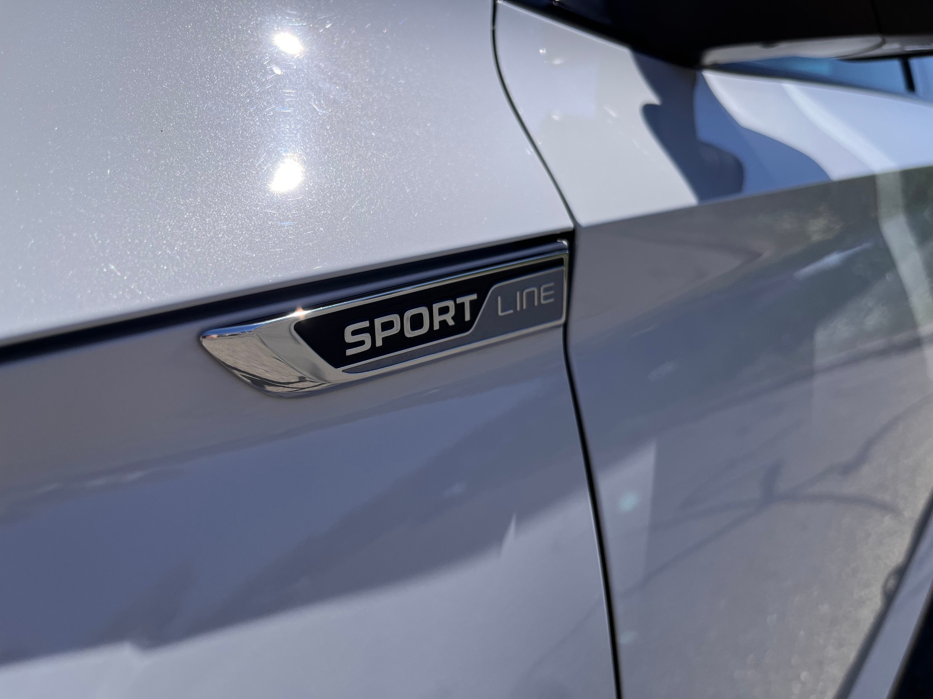 SKODA Superb Combi 2.0 TDi SportLine 4x4 DSG * PANORAMADACH - STANDHEIZUNG - PEARL WEISS - AHK 2200kg - M.F.K 30.07.26 *-image-11
