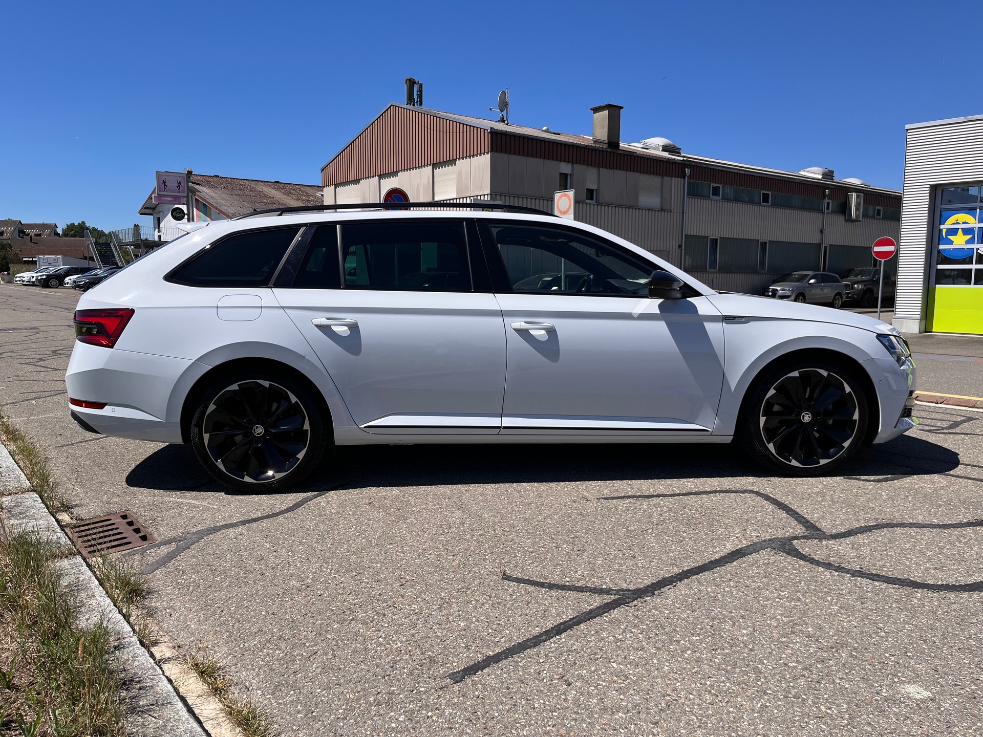 SKODA Superb Combi 2.0 TDi SportLine 4x4 DSG * PANORAMADACH - STANDHEIZUNG - PEARL WEISS - AHK 2200kg - M.F.K 30.07.26 *-image-6