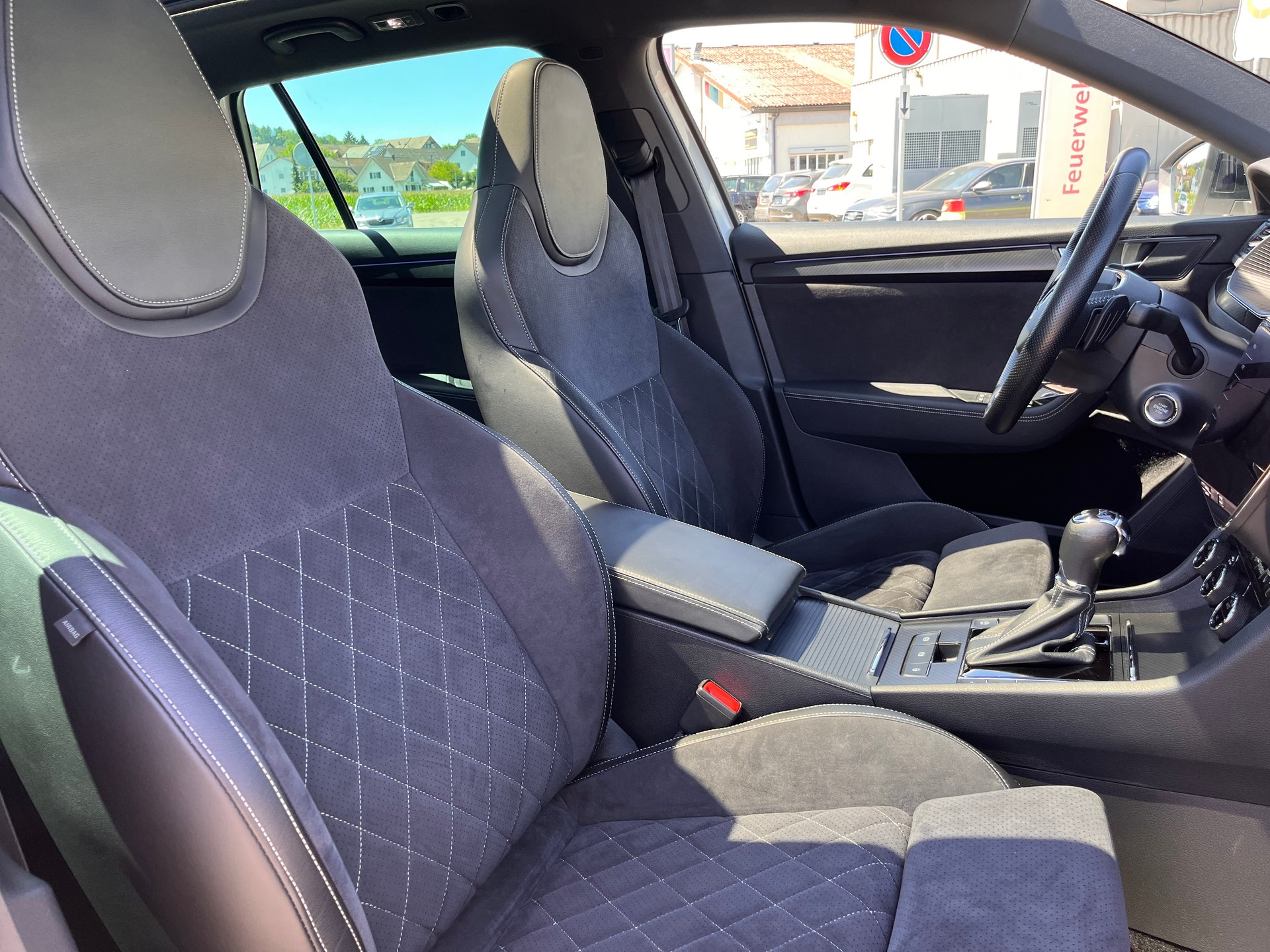 SKODA Superb Combi 2.0 TDi SportLine 4x4 DSG * PANORAMADACH - STANDHEIZUNG - PEARL WEISS - AHK 2200kg - M.F.K 30.07.26 *-image-16