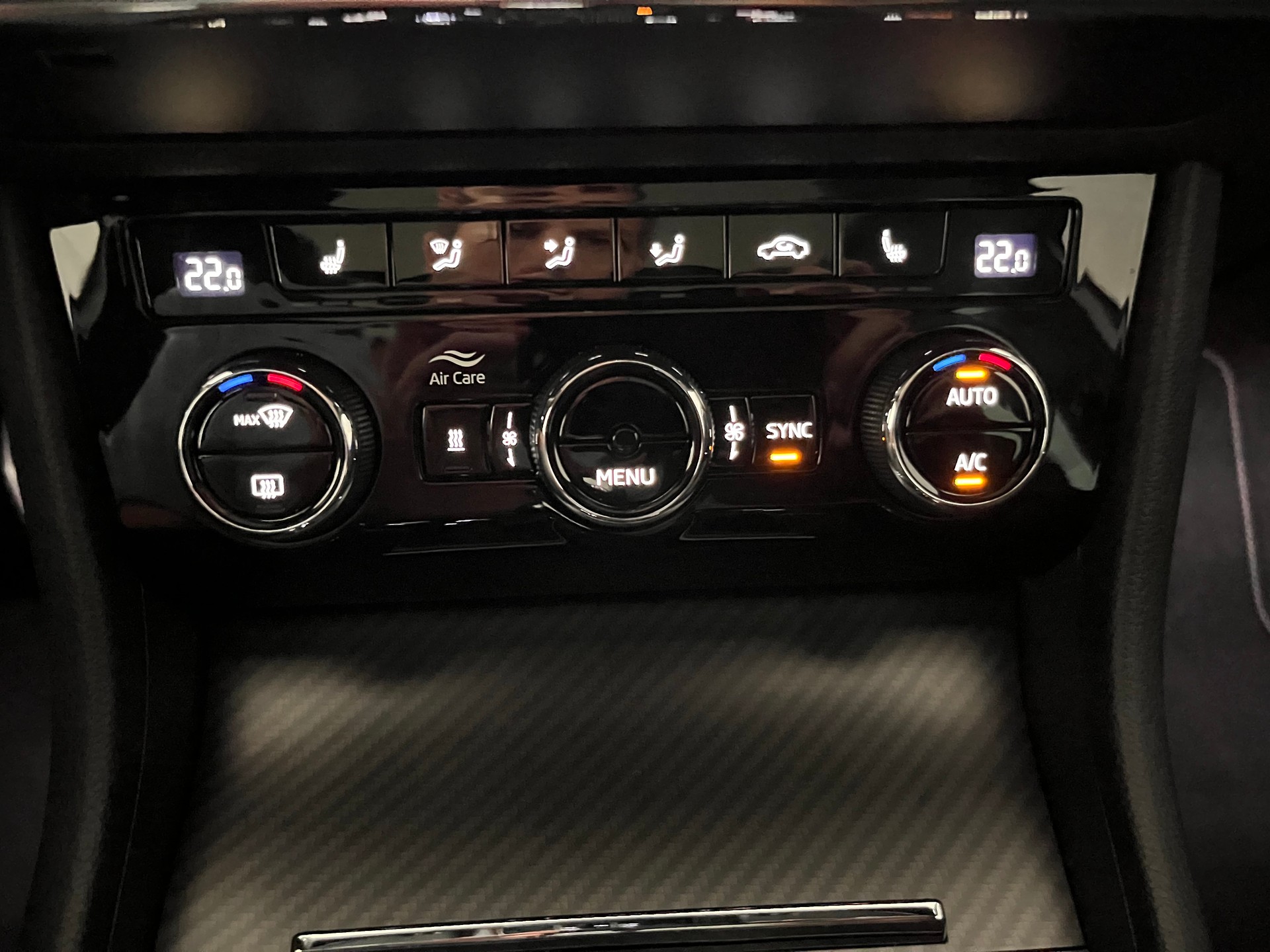 SKODA Superb Combi 2.0 TDi SportLine 4x4 DSG * PANORAMADACH - STANDHEIZUNG - PEARL WEISS - AHK 2200kg - M.F.K 30.07.26 *-image-23