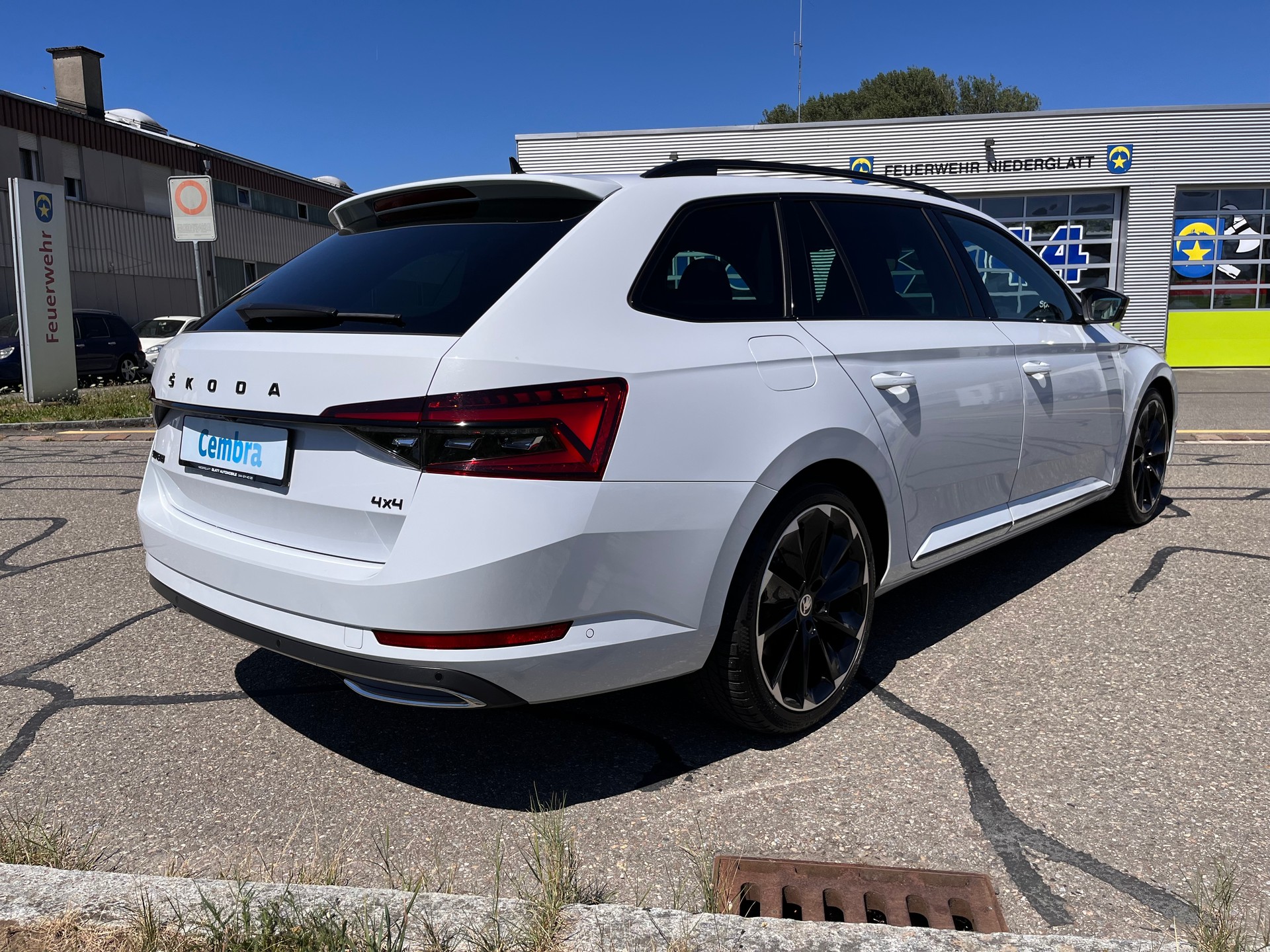SKODA Superb Combi 2.0 TDi SportLine 4x4 DSG * PANORAMADACH - STANDHEIZUNG - PEARL WEISS - AHK 2200kg - M.F.K 30.07.26 *-image-5