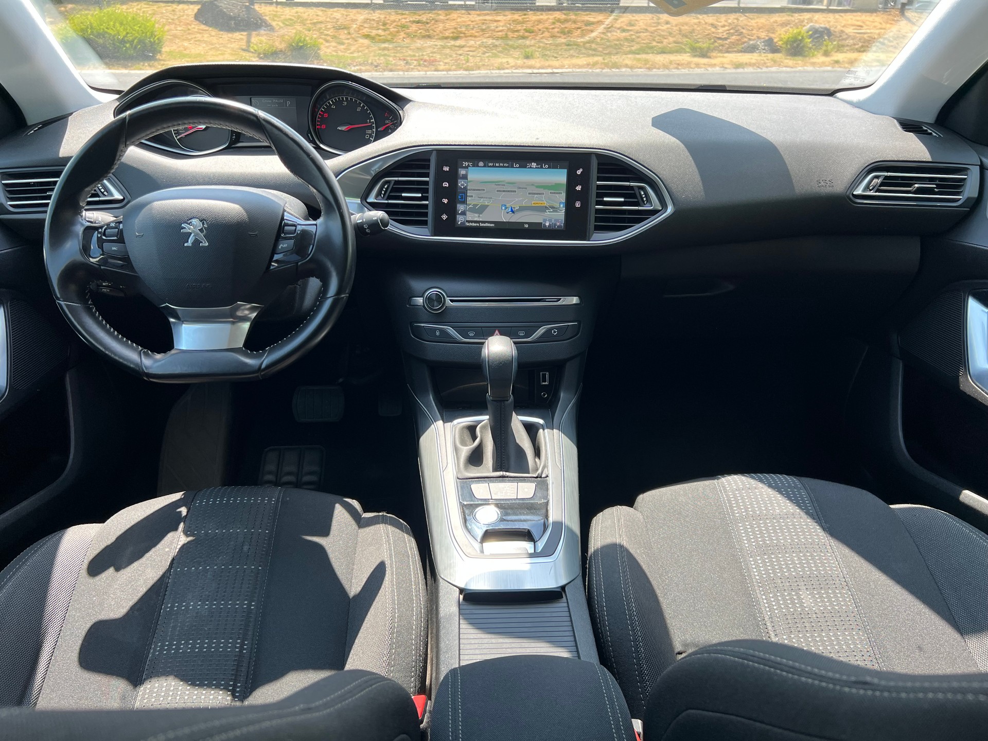 PEUGEOT 308 SW 1.6 BlueHDI Allure Automatic-image-12