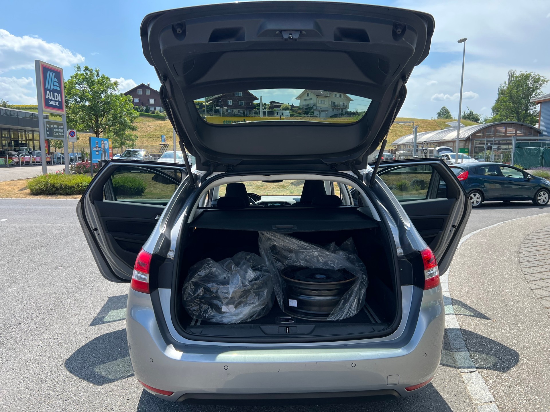 PEUGEOT 308 SW 1.6 BlueHDI Allure Automatic-image-11