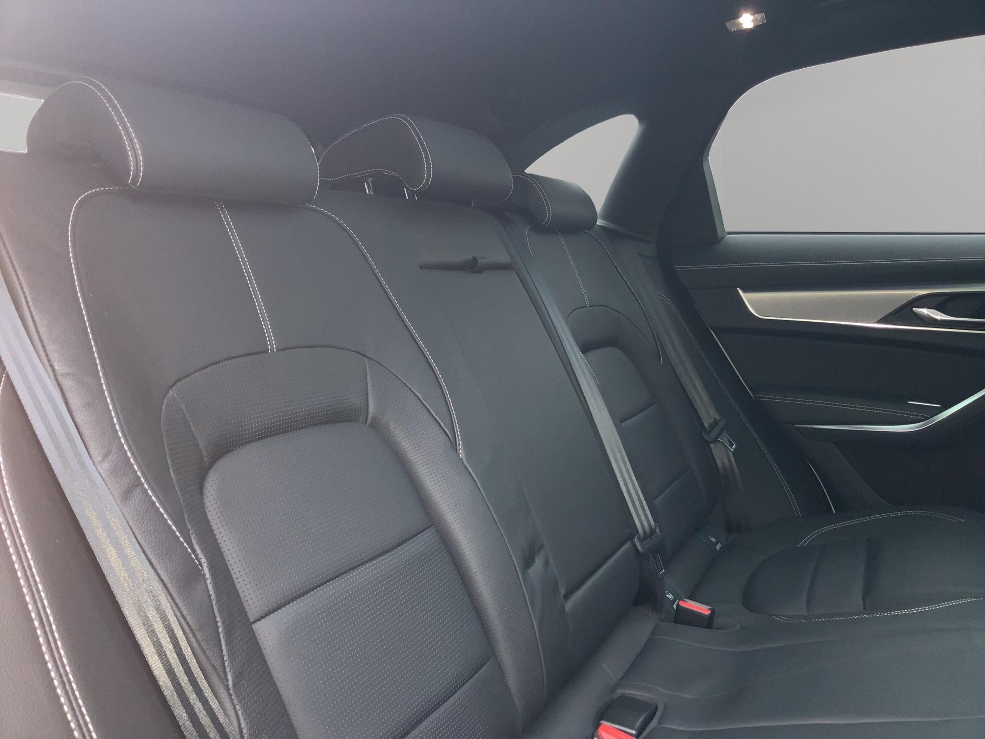 JAGUAR F-Pace 2.0 I4 250 R-Dynamic SE AWD-image-6