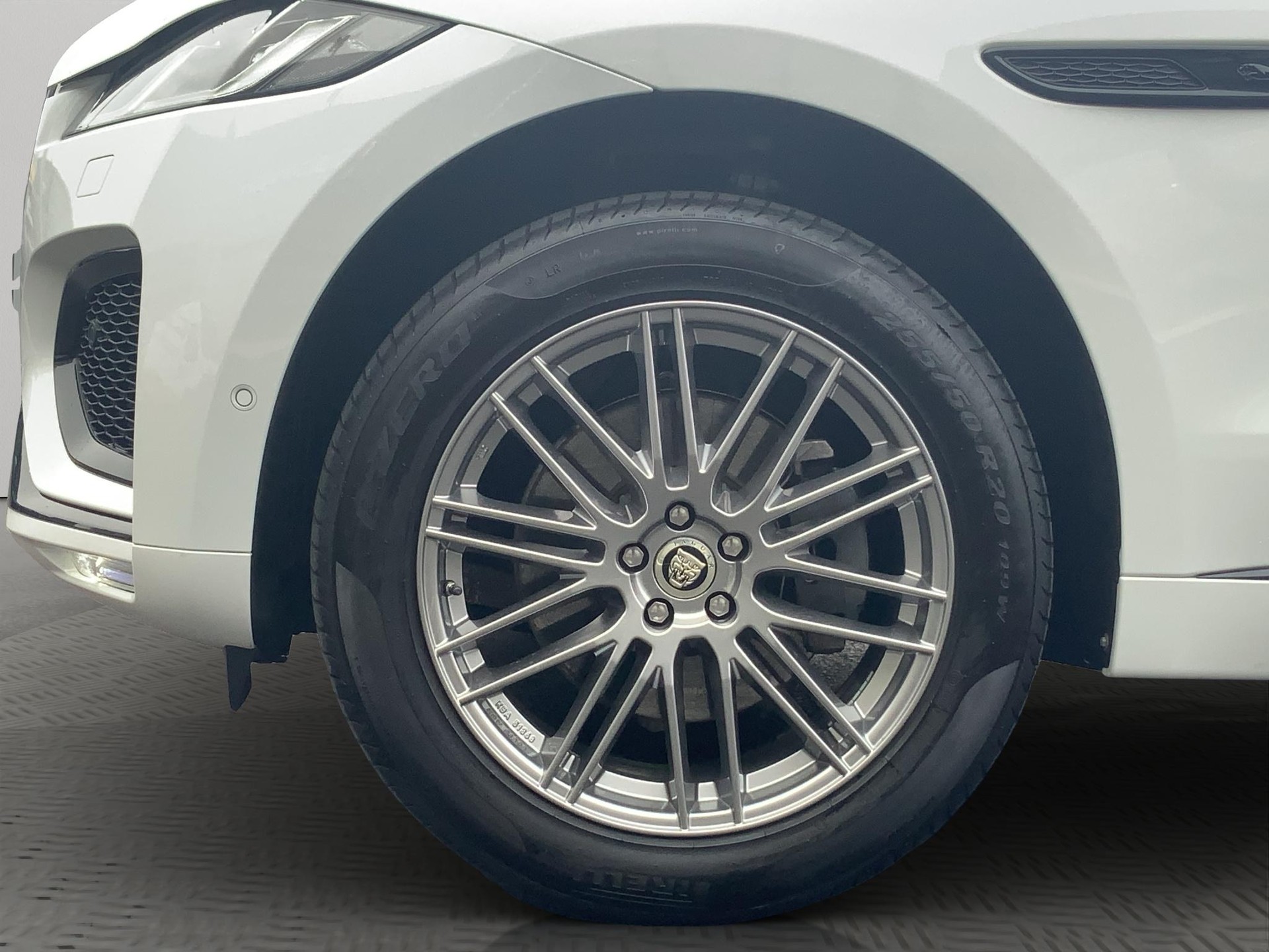 JAGUAR F-Pace 2.0 I4 250 R-Dynamic SE AWD-image-5