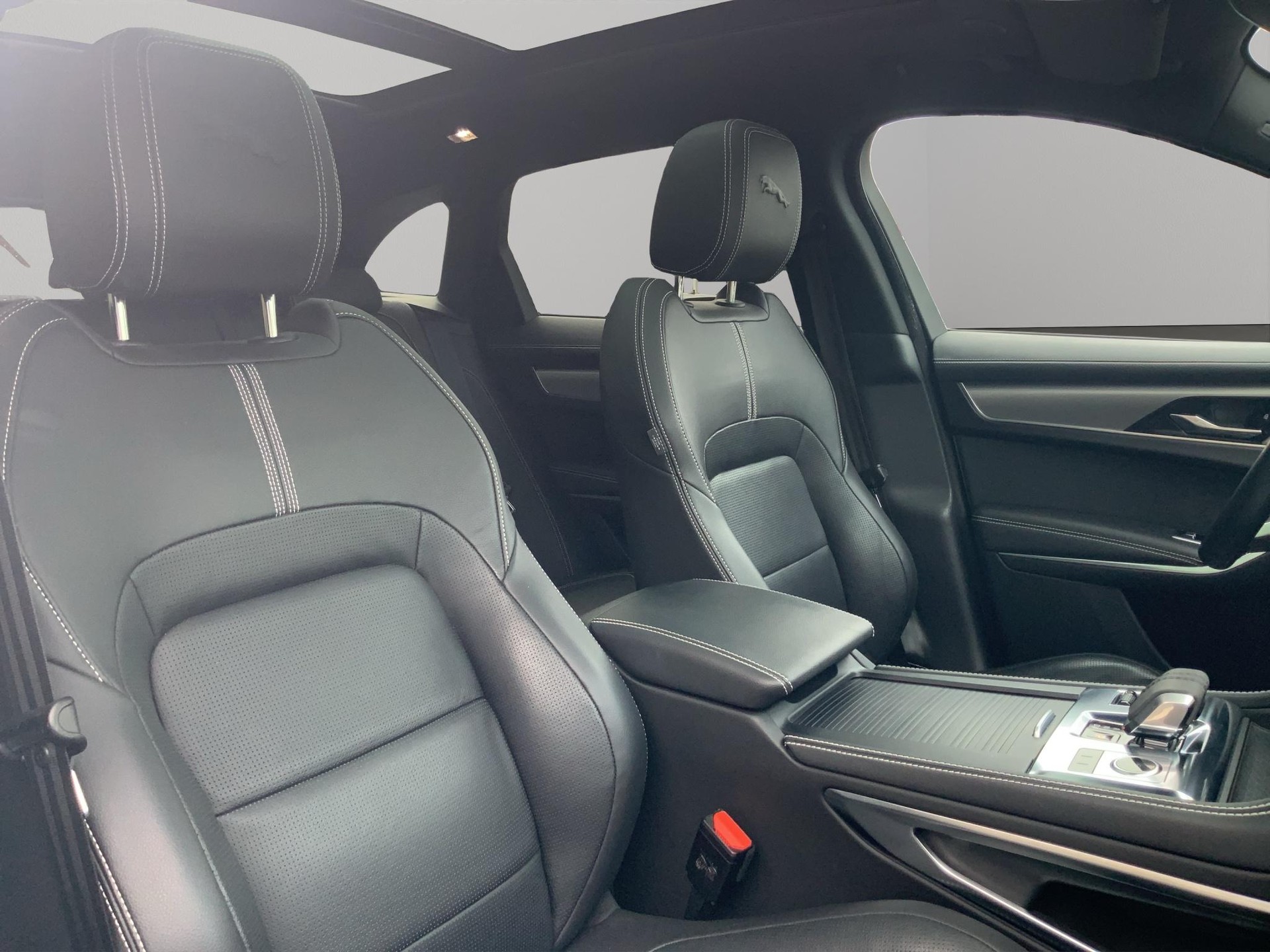 JAGUAR F-Pace 2.0 I4 250 R-Dynamic SE AWD-image-2